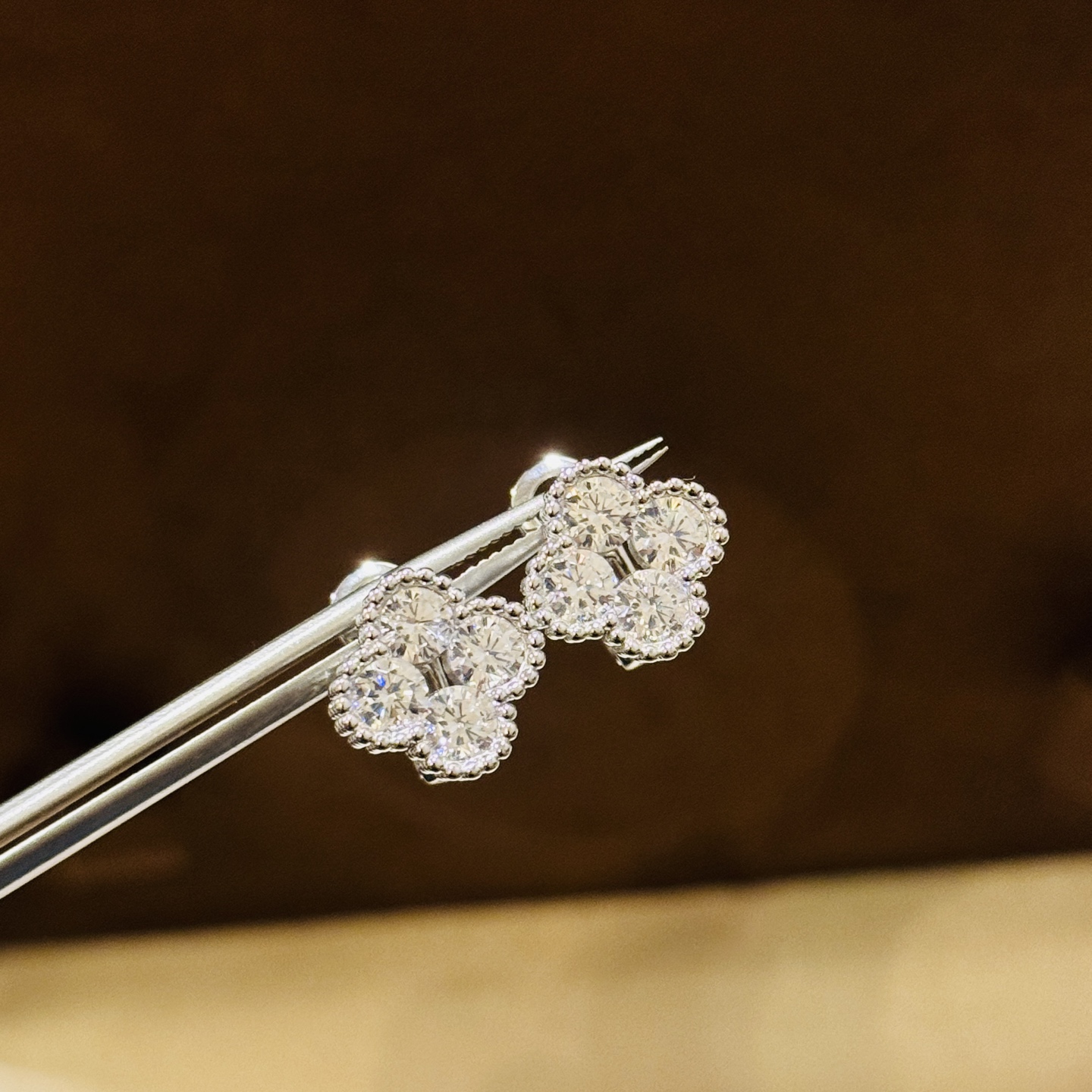 
A6431   👑高级珠宝💎高端定制 四钻 双层四叶草 珠边微镶耳钉 今年大热门款📩💗花型正，圆润饱满