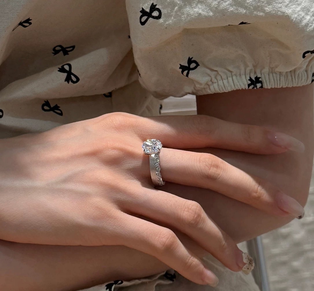 
A6426 👑独立设计师 新款 富婆系列 复古 椭圆钻 鸽子蛋 拉丝 戒指 简约百搭 高级法式拉丝 半