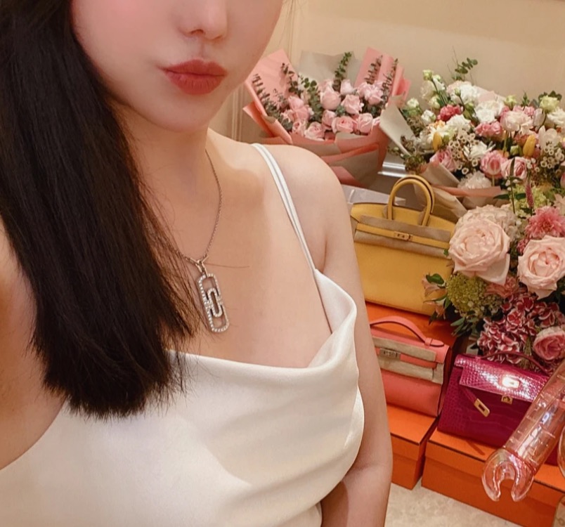 👑高级纯银版 大牌经典款 大号回形针 满钻 粗链条项链 设计师将回形纹的元素融入到首饰设计中，这款规则有