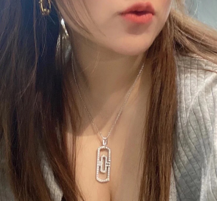 👑高级纯银版 大牌经典款 大号回形针 满钻 粗链条项链 设计师将回形纹的元素融入到首饰设计中，这款规则有