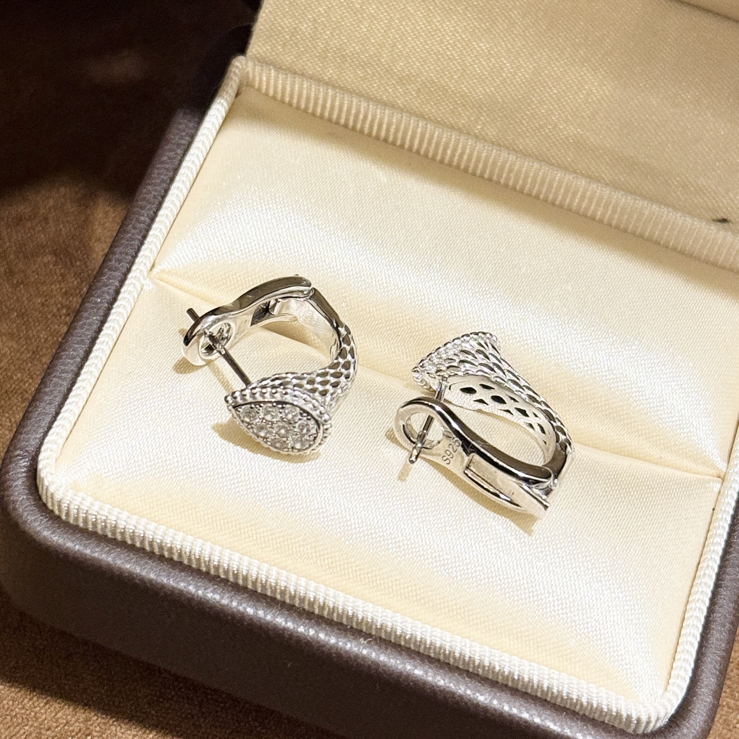 
A6268 👑宝诗龙 新款 大号 水滴 麦穗 龙鳞耳拍 充满几何美感💌专为充满时尚感的量身打造，彰显个