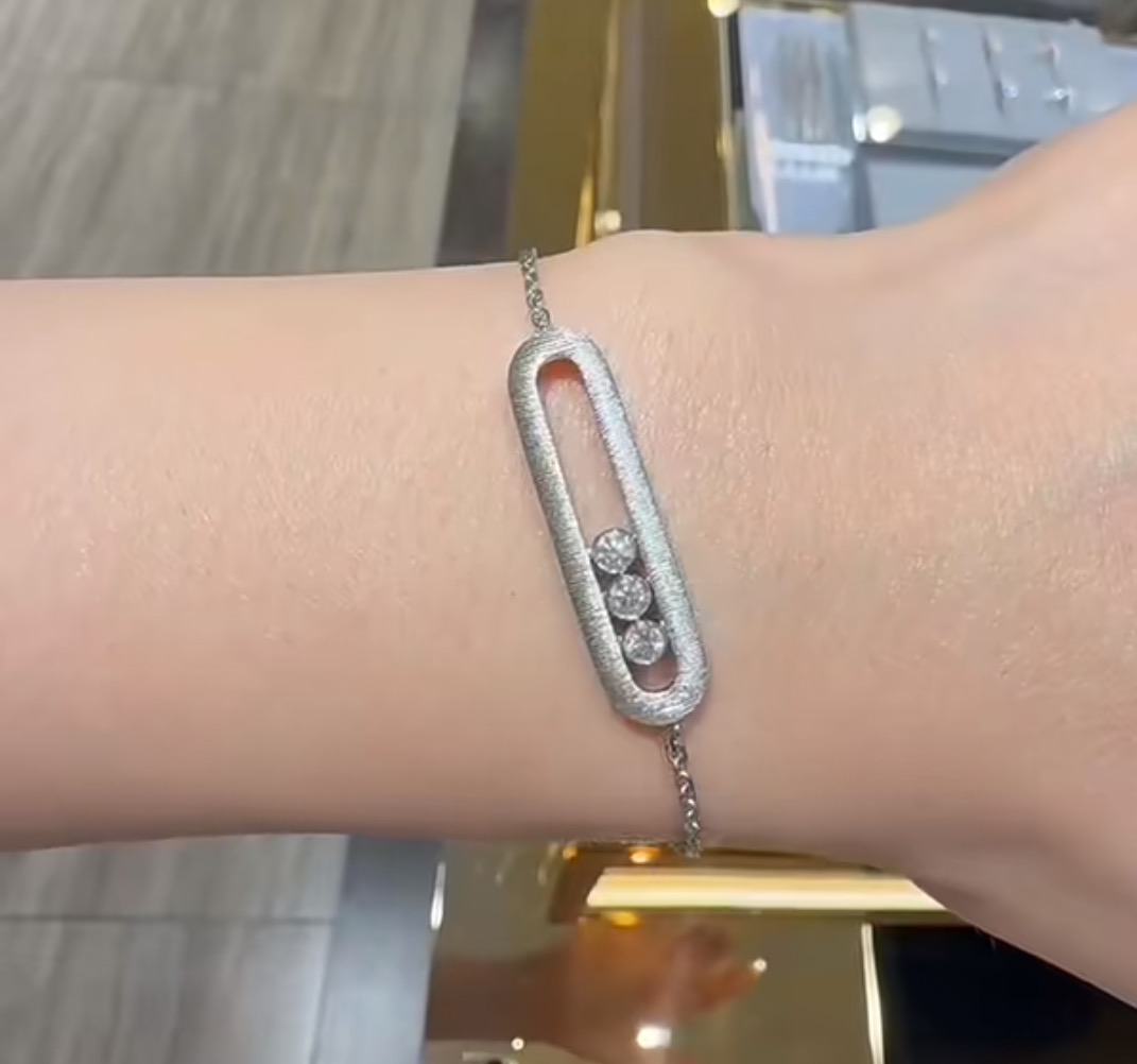 
A6469 👄梅西卡新款 拉丝 三钻滑动 手链 老师傅手工拉丝 非常耗时耗力 满天星链条设计 脖子点缀