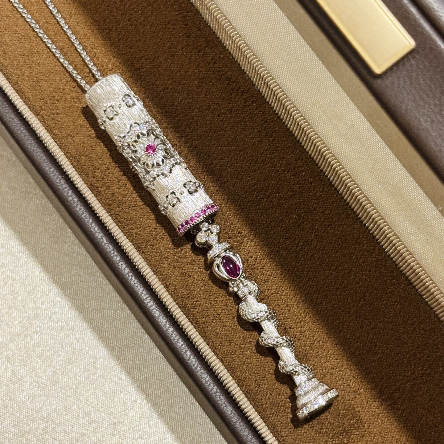 
A6503 👑独立设计师 中古风 蛇年 粉钻蕾丝镂空 灵蛇幸运仙女棒项链 非常考验师傅的工艺 几乎纯收