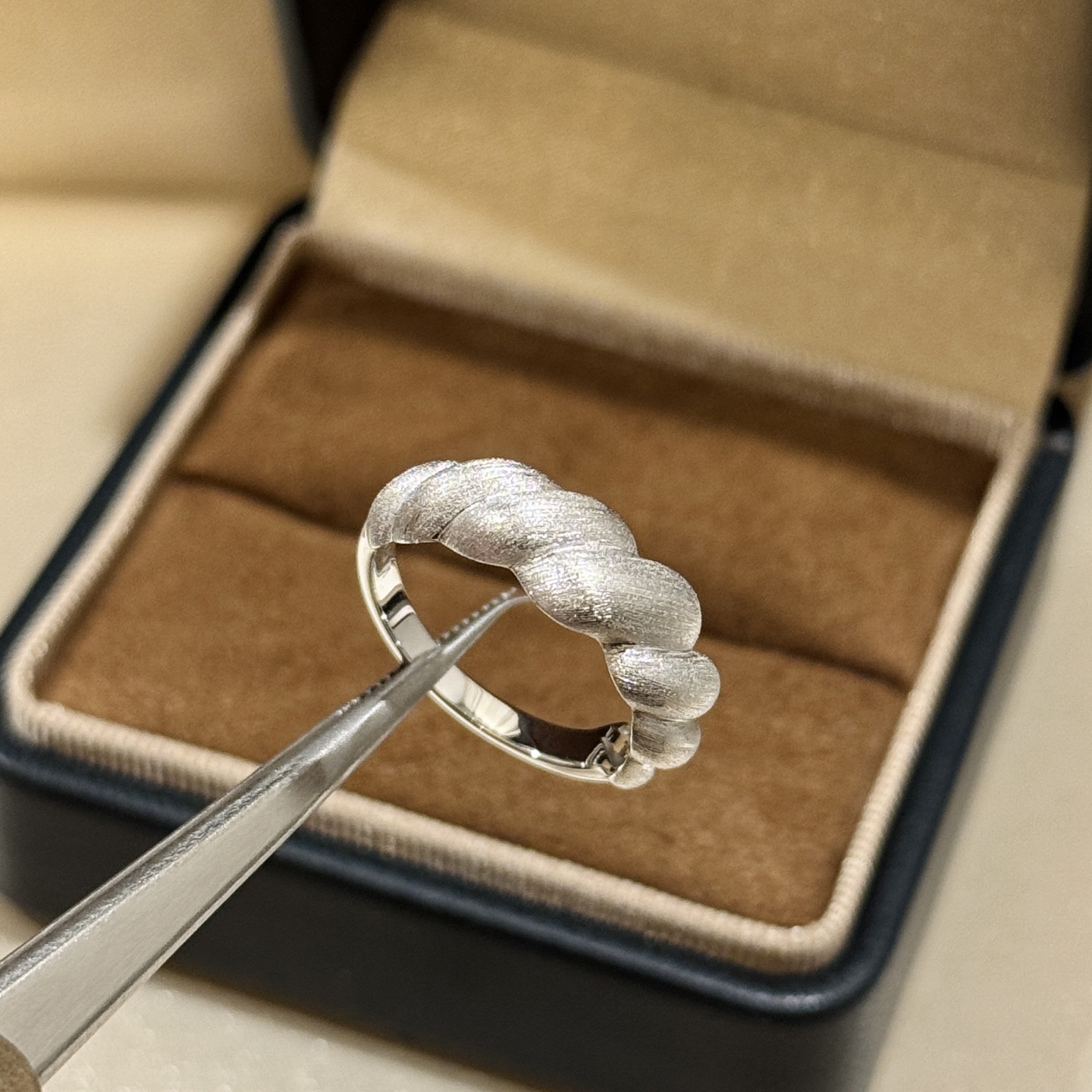  
A6461   👄独立设计师 中古系列 麻花 纽纹拉丝 戒指 老师傅手工拉丝 非常考验师傅的耐心跟技