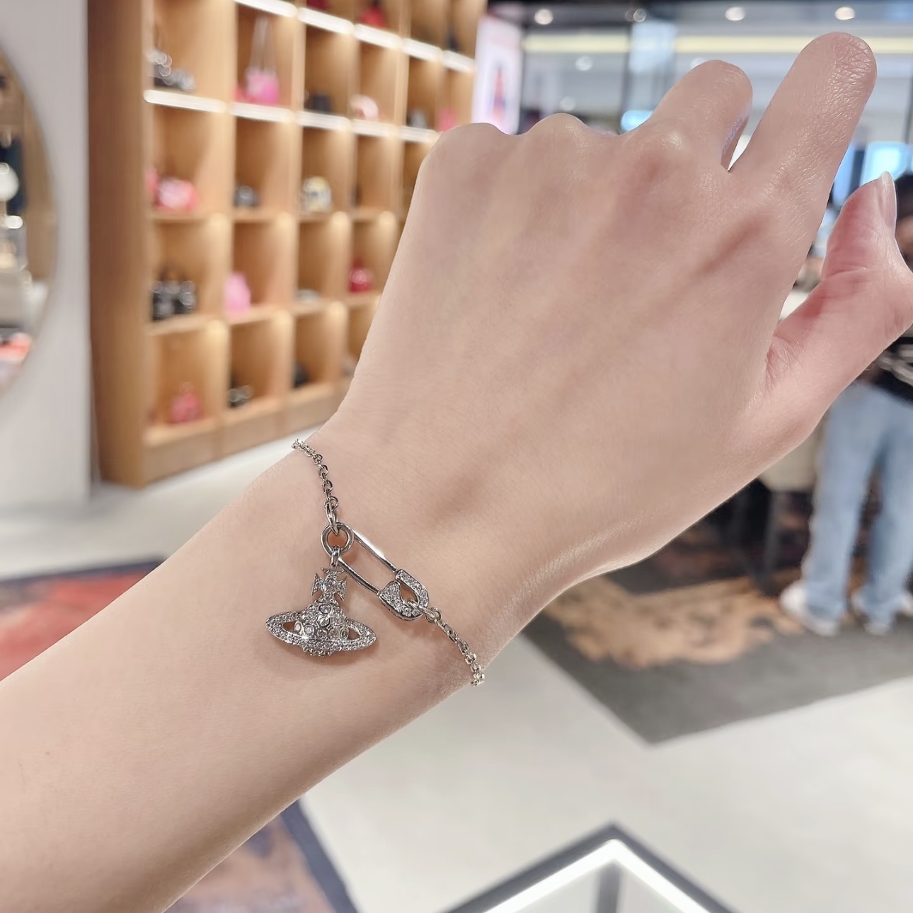 
A6466 👑火爆 大牌 西太后Vivienne【 土星 星球 别针 手链  】女人必备单品list里