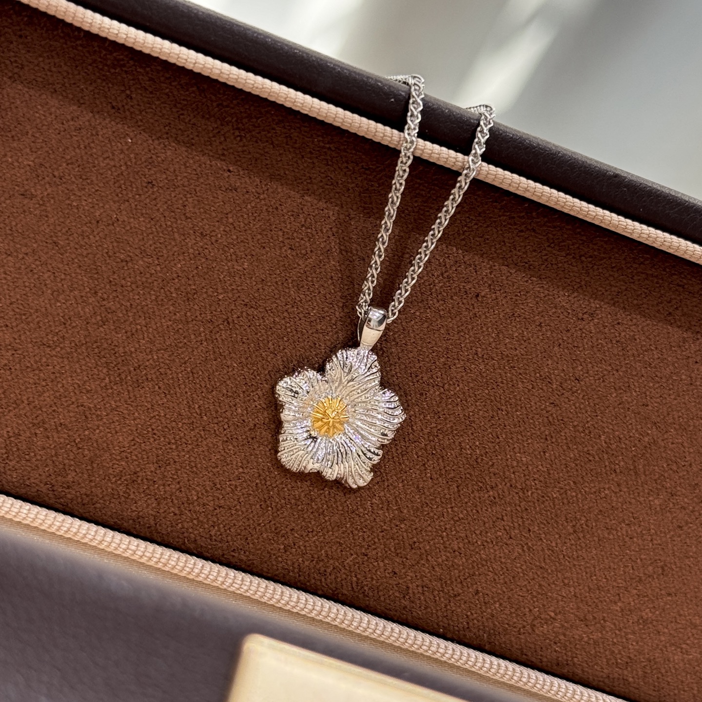 
A6518 👑爆款 中古系列🌼Vintage 栀子花 磨砂拉丝 双色项链 复古浪漫每一次佩戴，都是一次