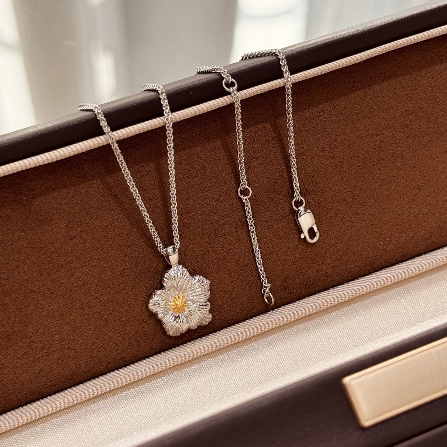 
A6518 👑爆款 中古系列🌼Vintage 栀子花 磨砂拉丝 双色项链 复古浪漫每一次佩戴，都是一次