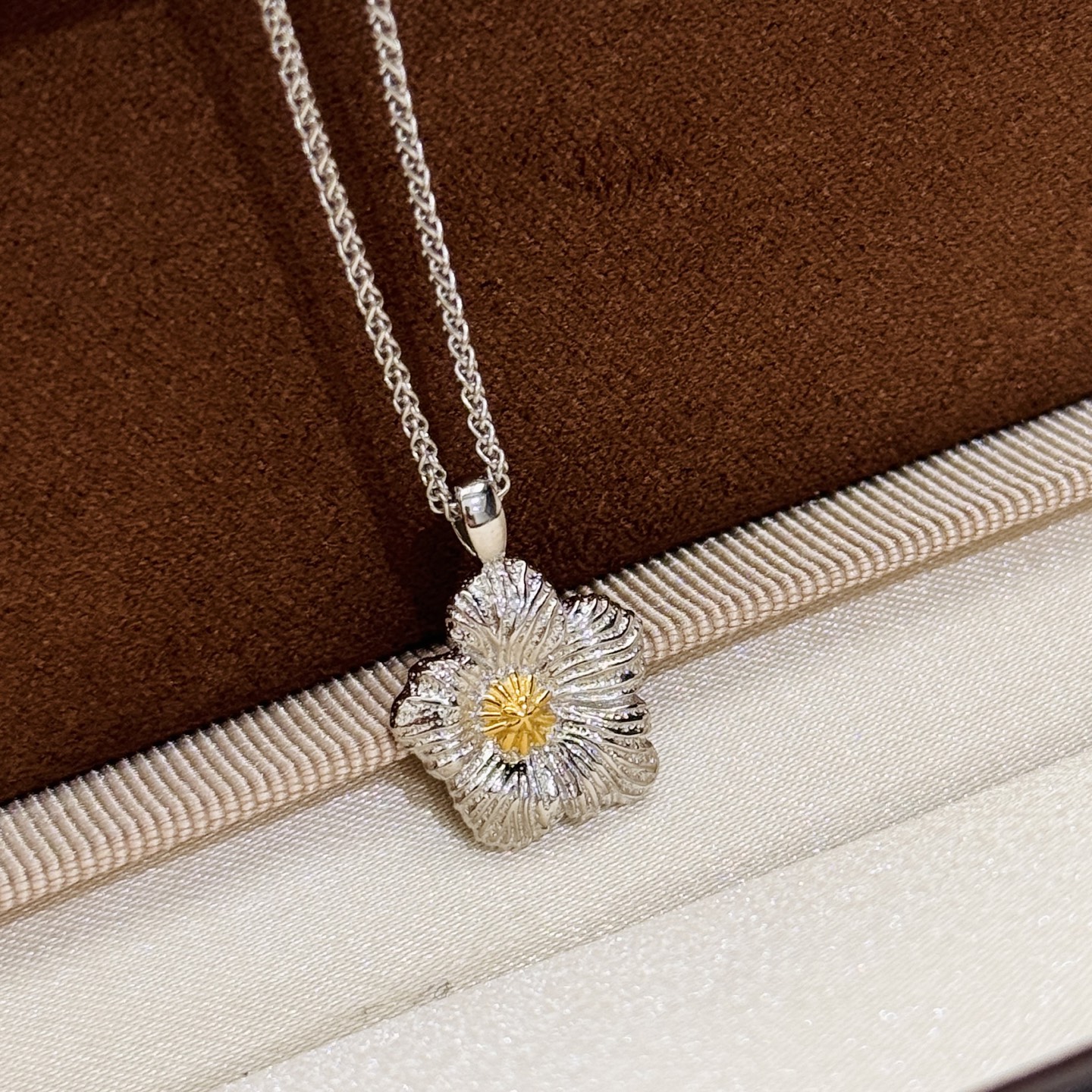 
A6518 👑爆款 中古系列🌼Vintage 栀子花 磨砂拉丝 双色项链 复古浪漫每一次佩戴，都是一次
