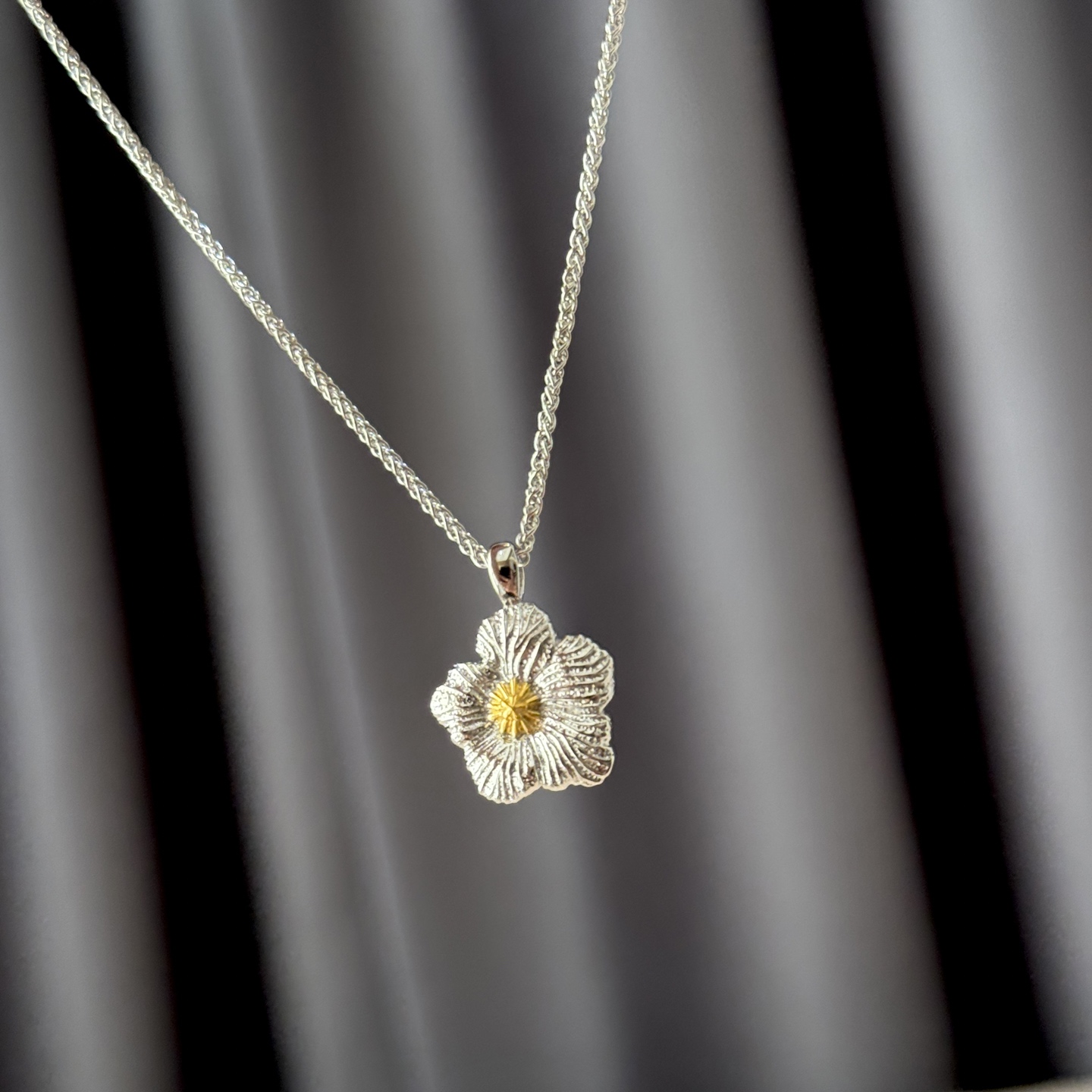 
A6518 👑爆款 中古系列🌼Vintage 栀子花 磨砂拉丝 双色项链 复古浪漫每一次佩戴，都是一次