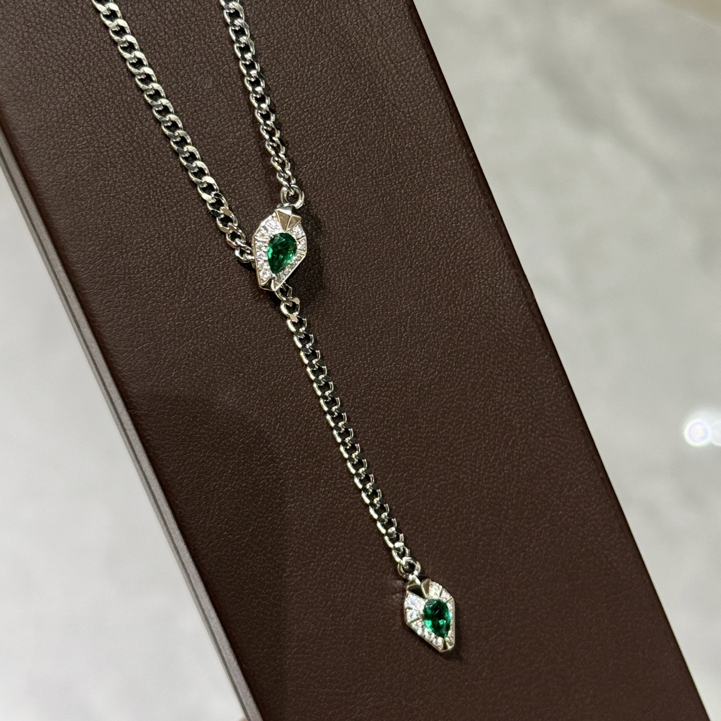 
A6125  👑独立设计师 新款  水滴 祖母绿 箭头 流苏项链 高贵奢华 优雅个性美丽❤超火爆 ‼️