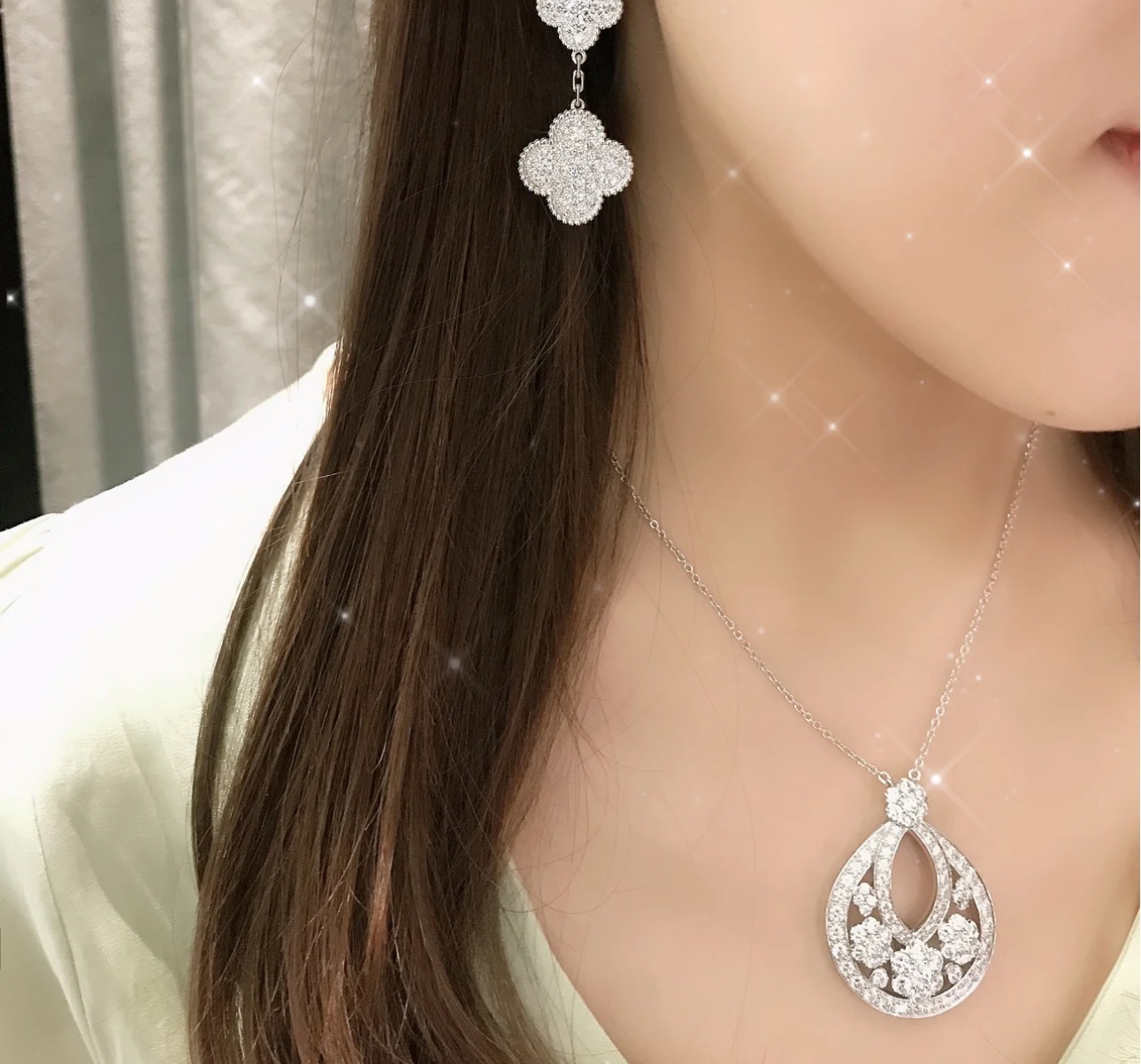 
A3838  👑梵家 高级珠宝 花环 花簇 大号项链 👏🏻👏🏻 超美好物安利，镂空饰以圆形形钻，水滴钻