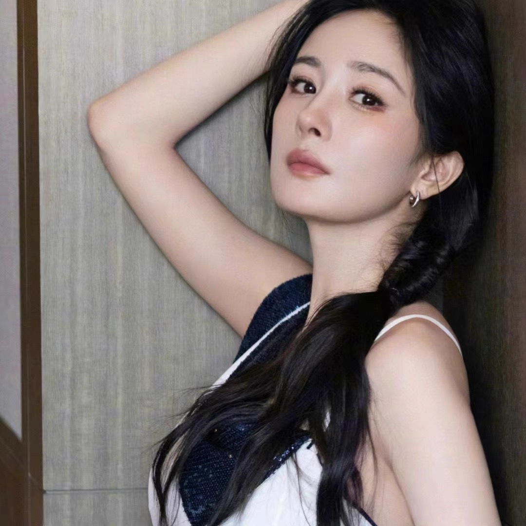 
A5182 👑爆款 杨幂同款 经典 简约 单排钻 罗缎 耳钉 做的细腻拉丝，有绸缎的光泽感。  叠戴效