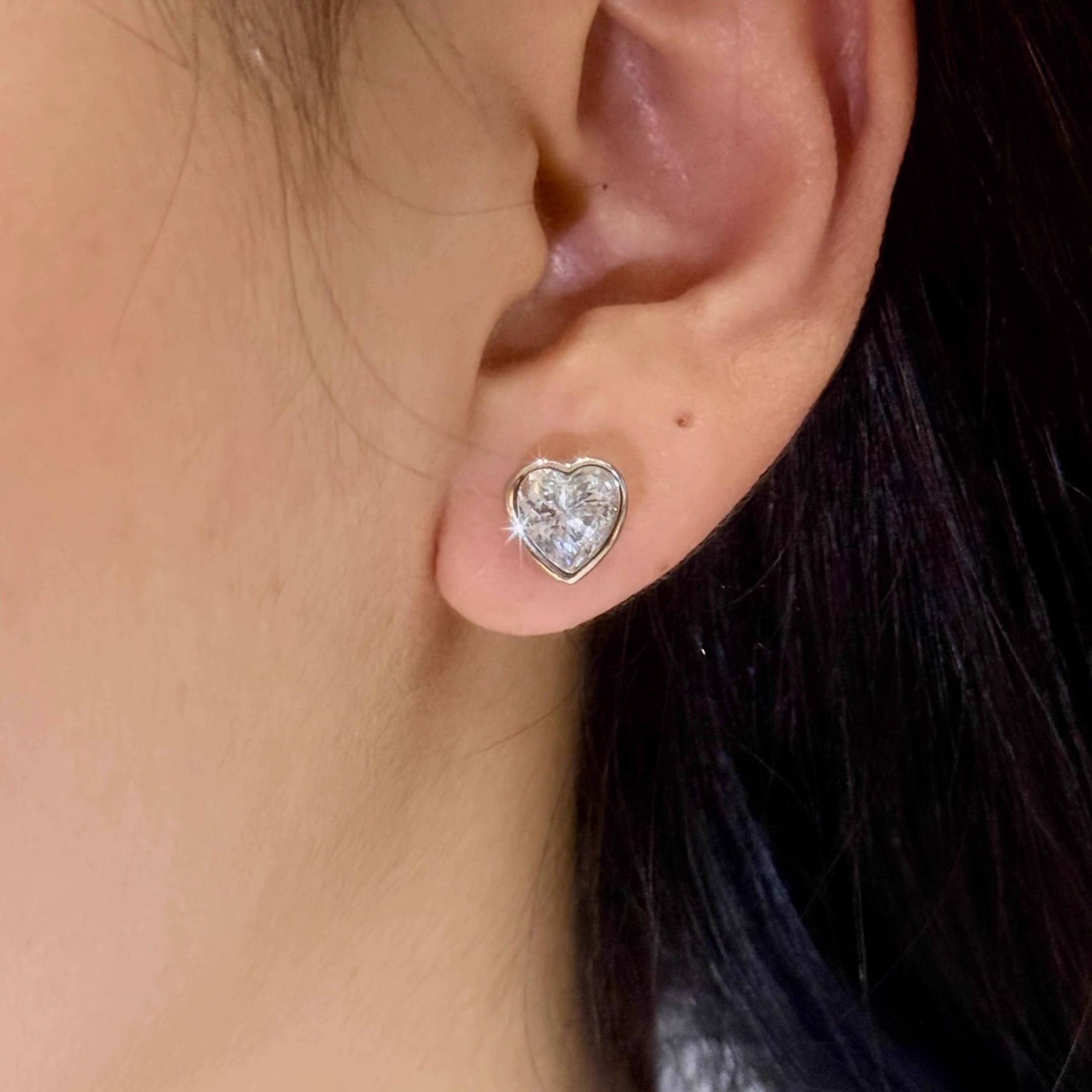
A6380   👑美哭了🔅气质女神必备 经典爱心💗 围镶款GIA 钻石💎 精致迷你款 耳钉 超级无敌闪