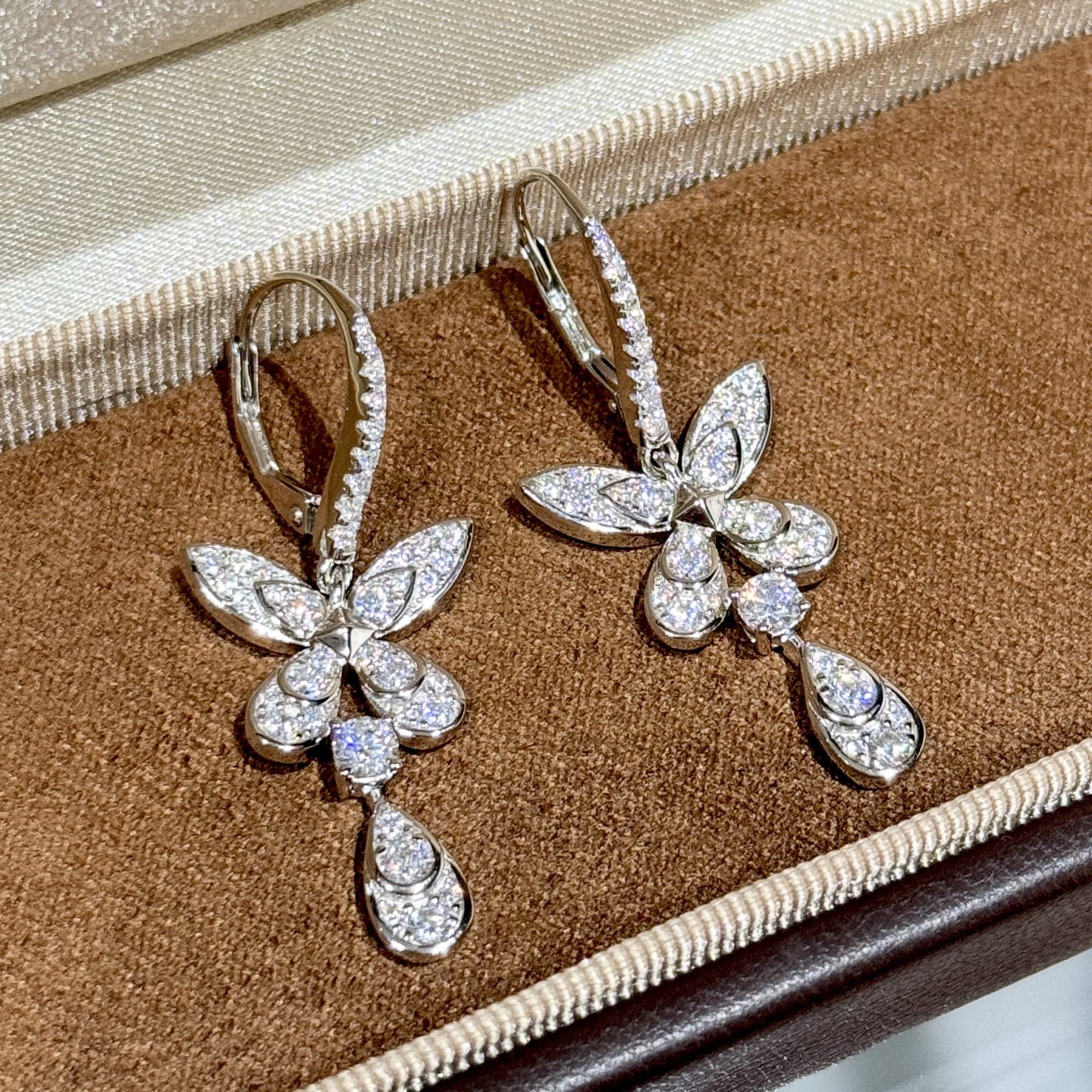 
A6532 👑格拉夫 新款 Princess系列 幻影 满钻蝴蝶🦋 水滴 耳拍  耳环  高级珠宝的设