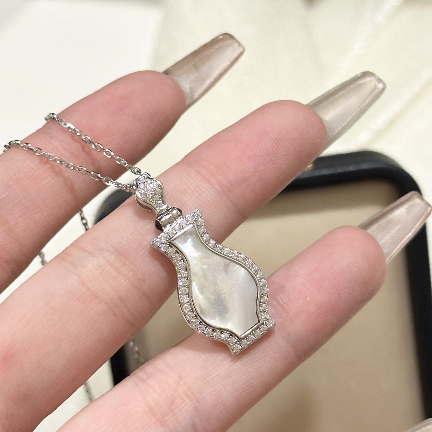 
A6597 👑 独立设计师 新款 加“贝”平安 宫廷质造 古法手工黄金 路路平安刻丝镶钻项链 通体S9