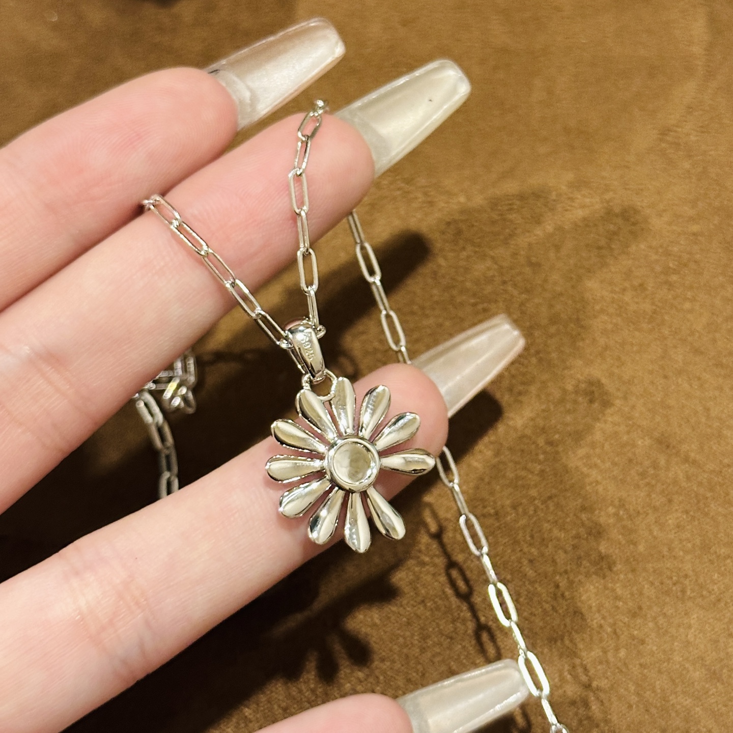  
A6588 👑爆款 中古系列🌼Vintage 小雏菊 拉丝 双色项链 复古浪漫每一次佩戴，都是一次与
