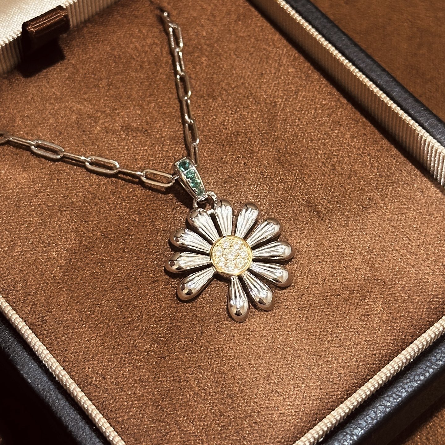  
A6588 👑爆款 中古系列🌼Vintage 小雏菊 拉丝 双色项链 复古浪漫每一次佩戴，都是一次与