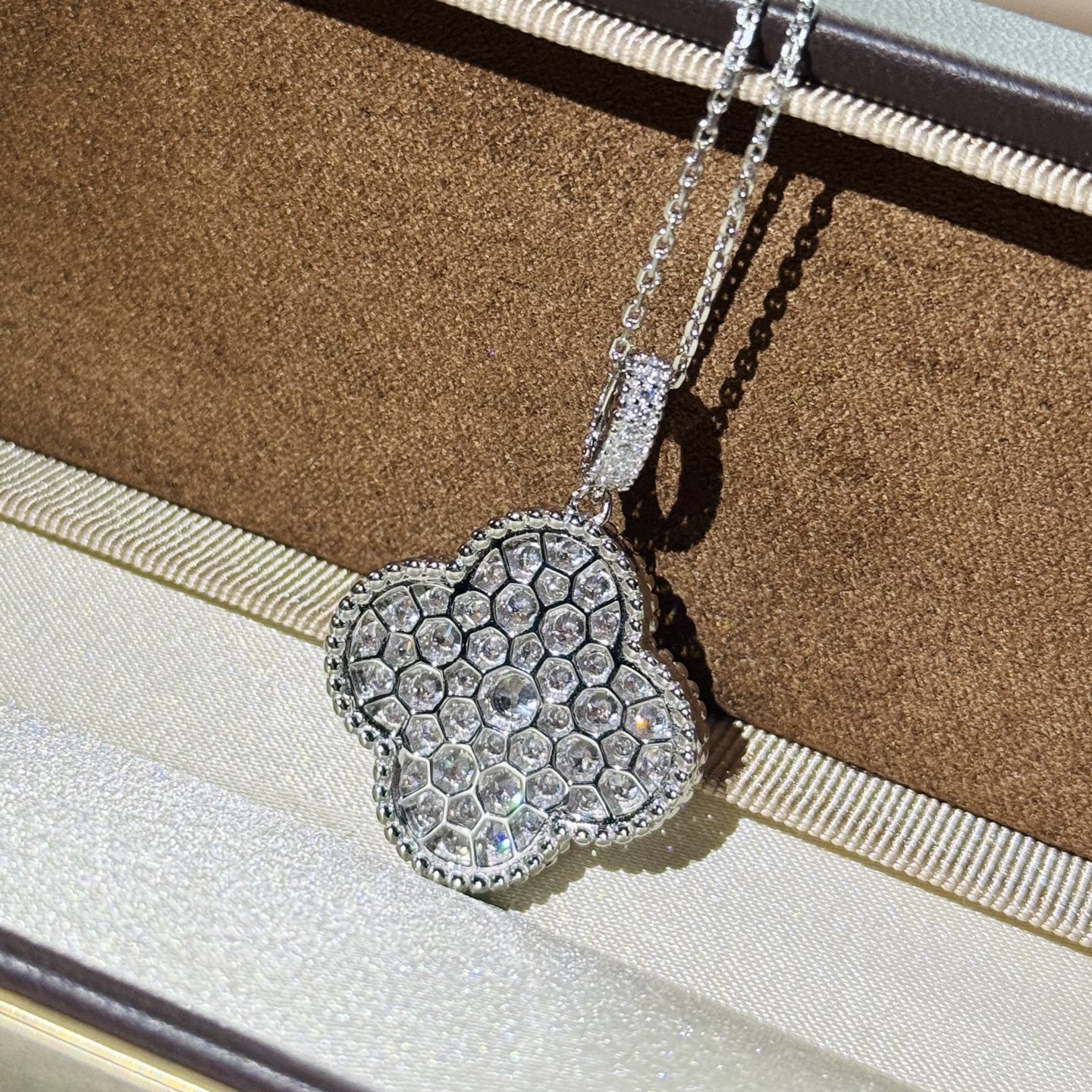 
A3786  ✨梵家 满钻 四叶草大号✨长链 90cm毛衣链 ✨ 足够分量，足够重工，足够精细！通体9