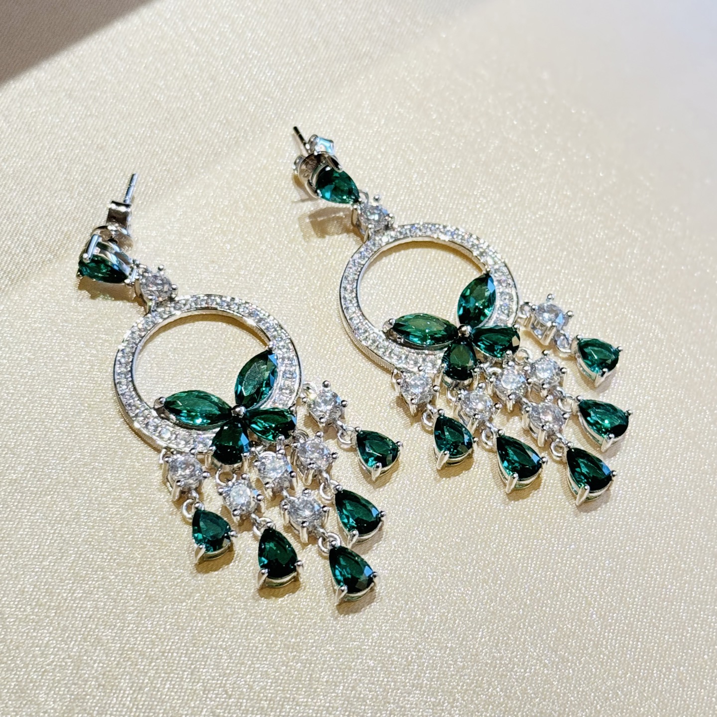 
A6590   👑奢侈格拉夫 新款 顶尖的钻石珠宝品牌 奢侈 方钻 💎 花园 蝴蝶 祖母绿 五流苏 耳