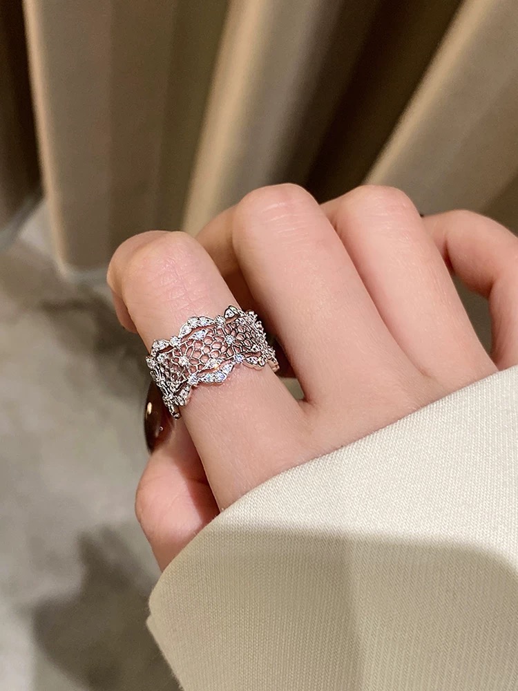 
A6550  👑 独立设计师 新款 花边 蕾丝 戒指 设计师以弧形为基本元素，勾勒出对称的几何结构，让