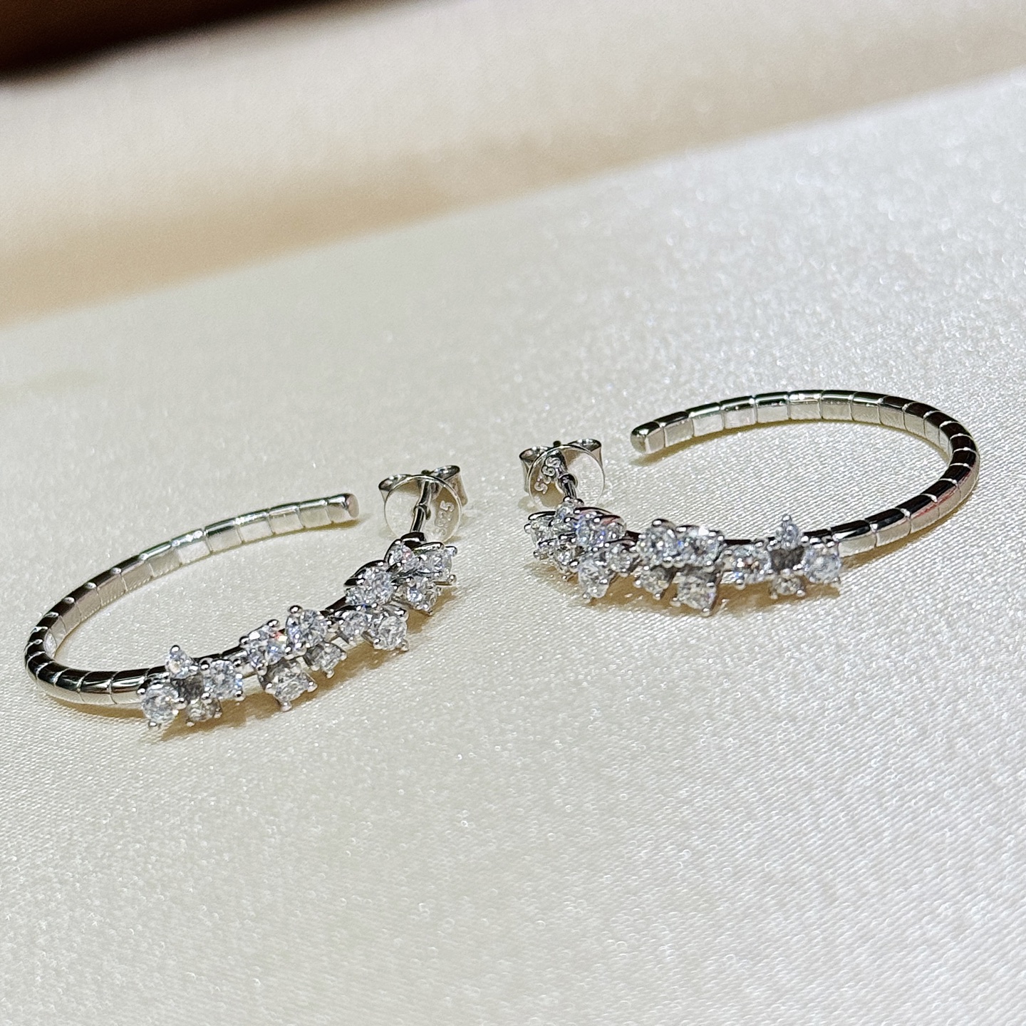 
A6022 👑精致 繁星 点钻 冰块耳环 顶级 打造S925纯银微镶 高碳钻 明星网红同款 👄 气质温
