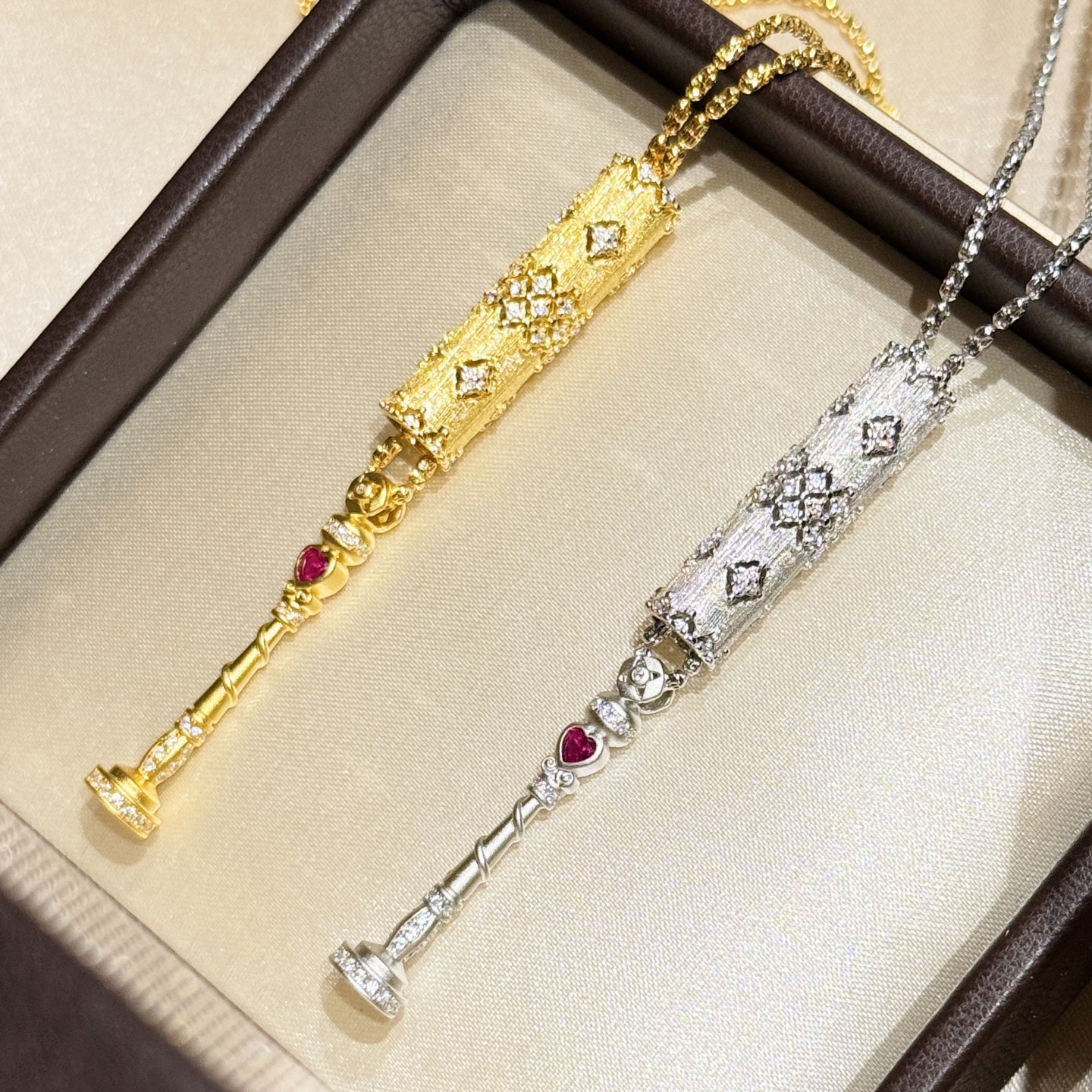 
A6563  👑独立设计师 新款 路路通 丘比特爱神 爱心 项链 外层点钻金筒  内层可拉伸爱心 大气
