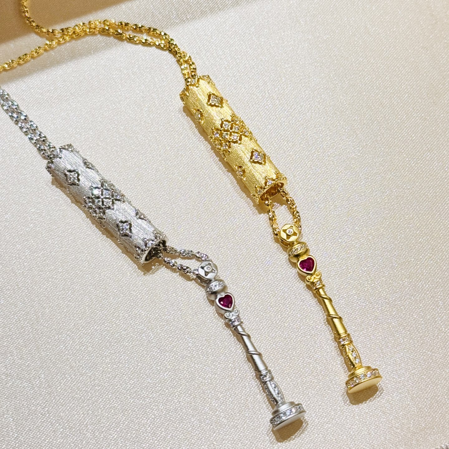 
A6563  👑独立设计师 新款 路路通 丘比特爱神 爱心 项链 外层点钻金筒  内层可拉伸爱心 大气