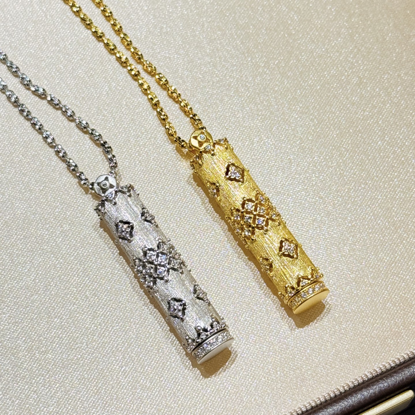 
A6563  👑独立设计师 新款 路路通 丘比特爱神 爱心 项链 外层点钻金筒  内层可拉伸爱心 大气