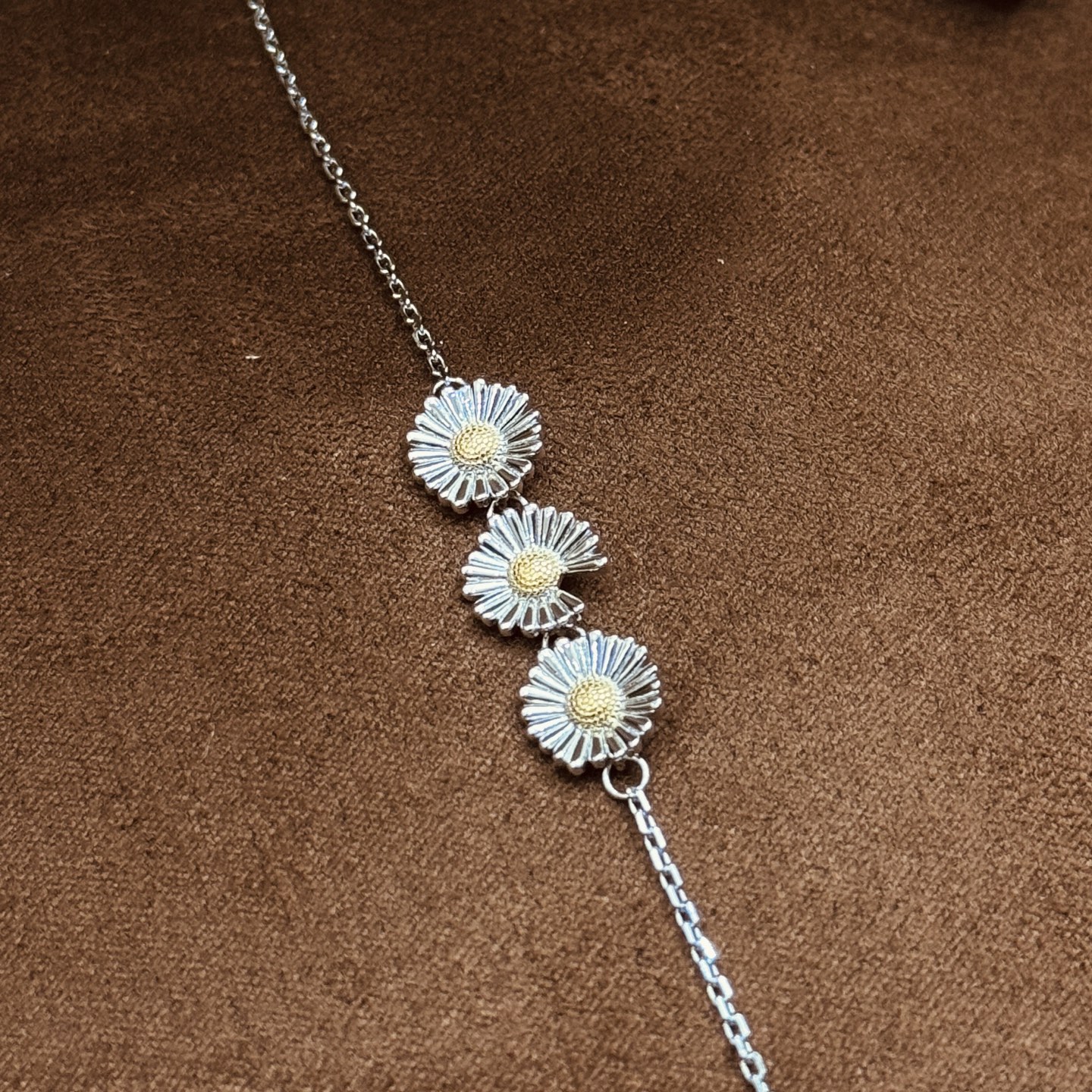 
A6595 👑爆款 中古系列🌼Vintage 小雏菊 三花 拉丝 磨砂手链 复古浪漫每一次佩戴，都是一