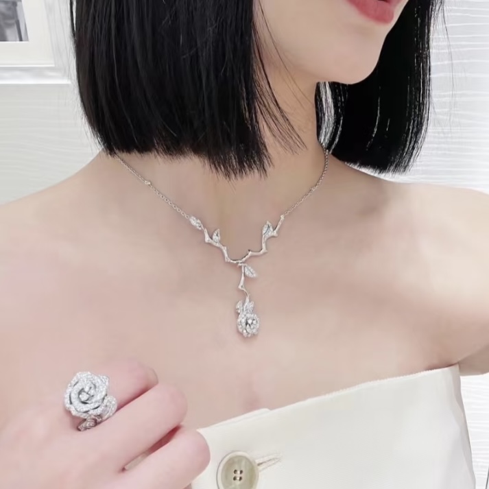 
A6596  👑D家 新款 玫瑰花 花藤 叶子 项链 突显绽放的玫瑰花蕾，宛若对未来欢乐时刻的承诺。这