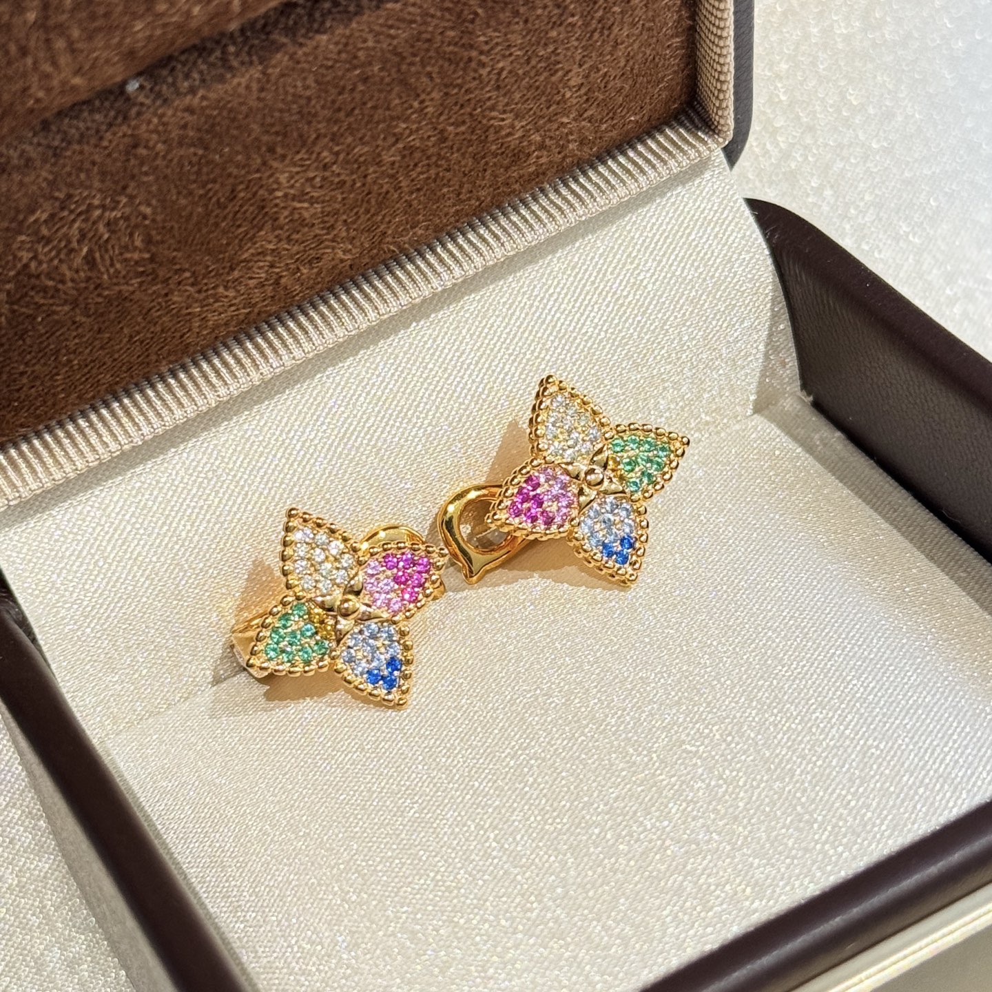 
A6617   👑高级珠宝💎高端定制 彩钻 四叶草 珠边微镶耳钉 今年大热门款📩💗花型正，圆润饱满，单