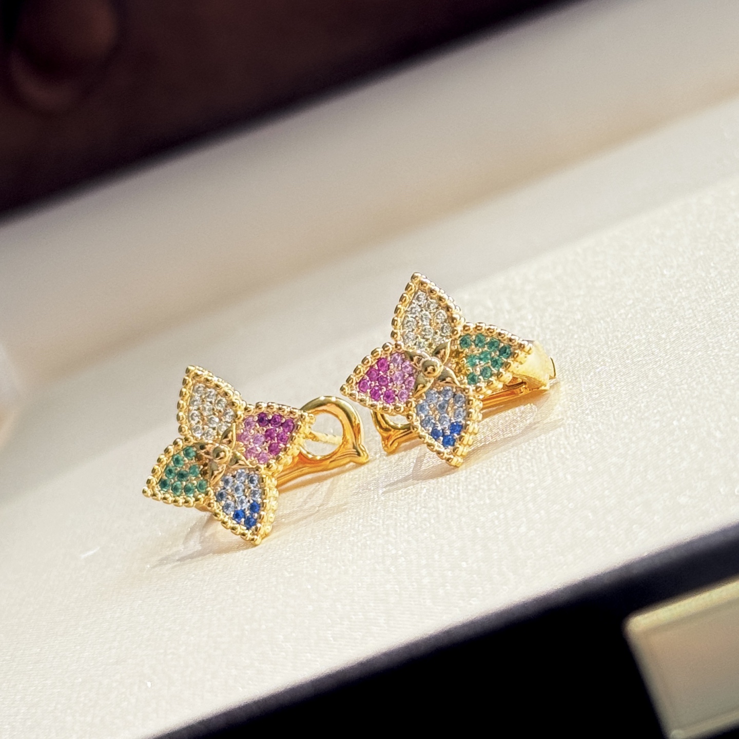 
A6617   👑高级珠宝💎高端定制 彩钻 四叶草 珠边微镶耳钉 今年大热门款📩💗花型正，圆润饱满，单