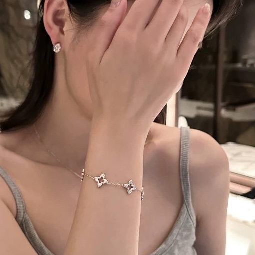  
A5768 👑 新款 布契风 镂空 五花 四叶草 磨砂拉丝 手链 💏高端S925材质 华丽设计 这种