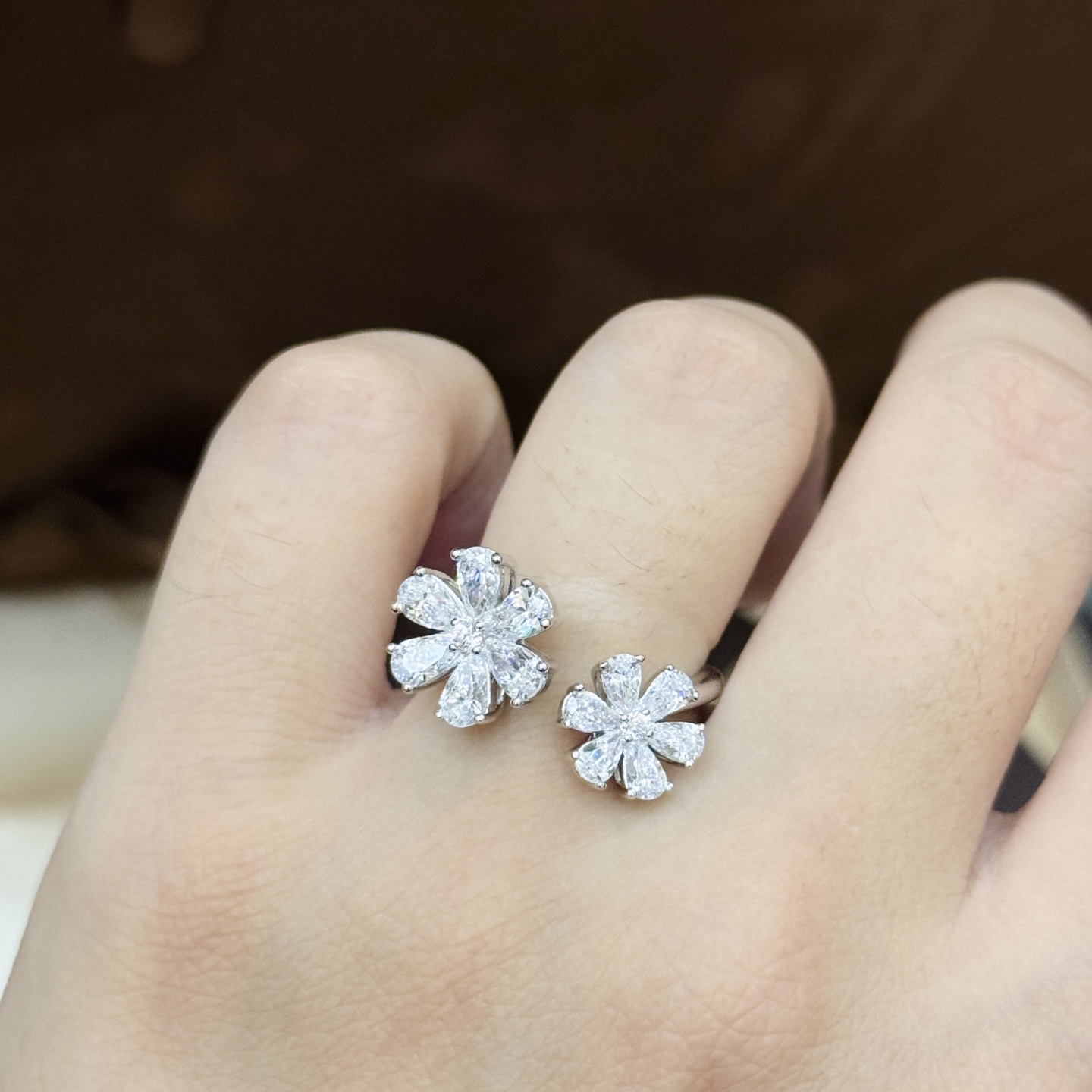 
A6640 👑HW高级珠宝  双花 花朵 满钻 钻石开口戒指 各大明星同款 栩栩如生，精工的切割 高端