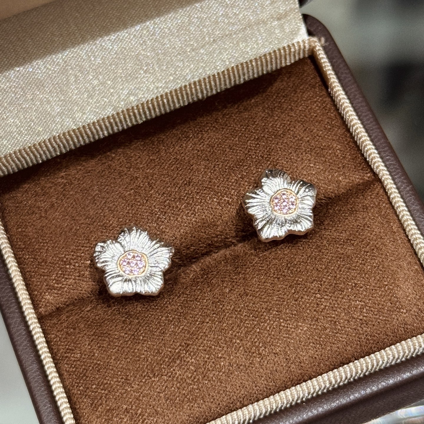 
A6541 👑爆款 中古系列🌼Vintage 小雏菊 磨砂拉丝耳钉  复古浪漫每一次佩戴，都是一次与时