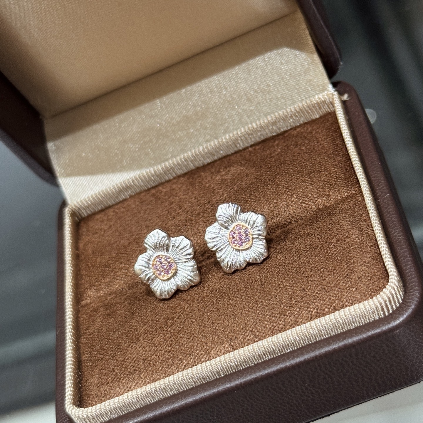 
A6541 👑爆款 中古系列🌼Vintage 小雏菊 磨砂拉丝耳钉  复古浪漫每一次佩戴，都是一次与时