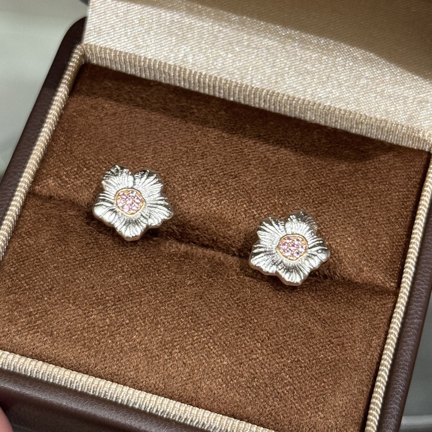 
A6541 👑爆款 中古系列🌼Vintage 小雏菊 磨砂拉丝耳钉  复古浪漫每一次佩戴，都是一次与时