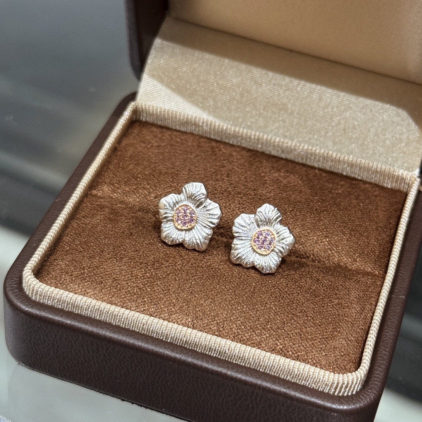
A6541 👑爆款 中古系列🌼Vintage 小雏菊 磨砂拉丝耳钉  复古浪漫每一次佩戴，都是一次与时
