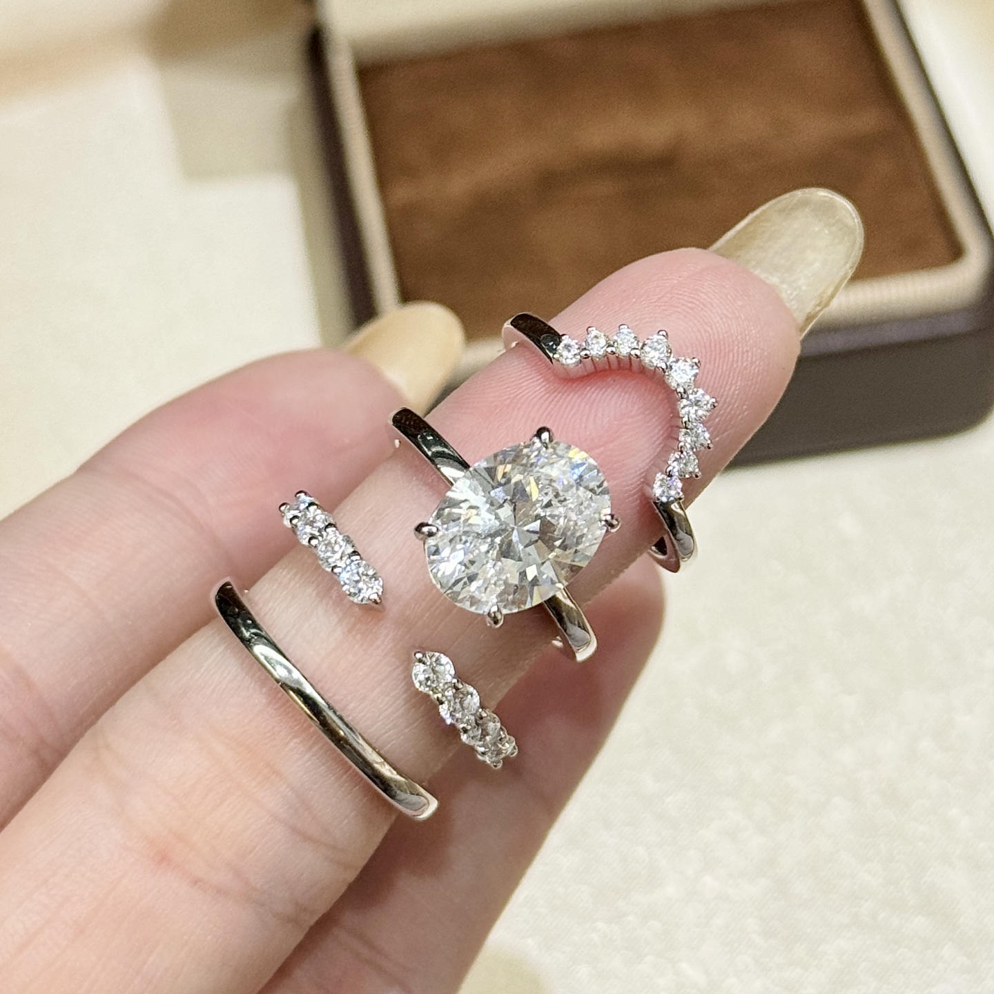 四合一套戒
A6626 👑潮牌新款 高级珠宝 鸽子蛋 椭圆钻 四合一叠戴戒指 顶级耀眼的珠宝系列将创造出