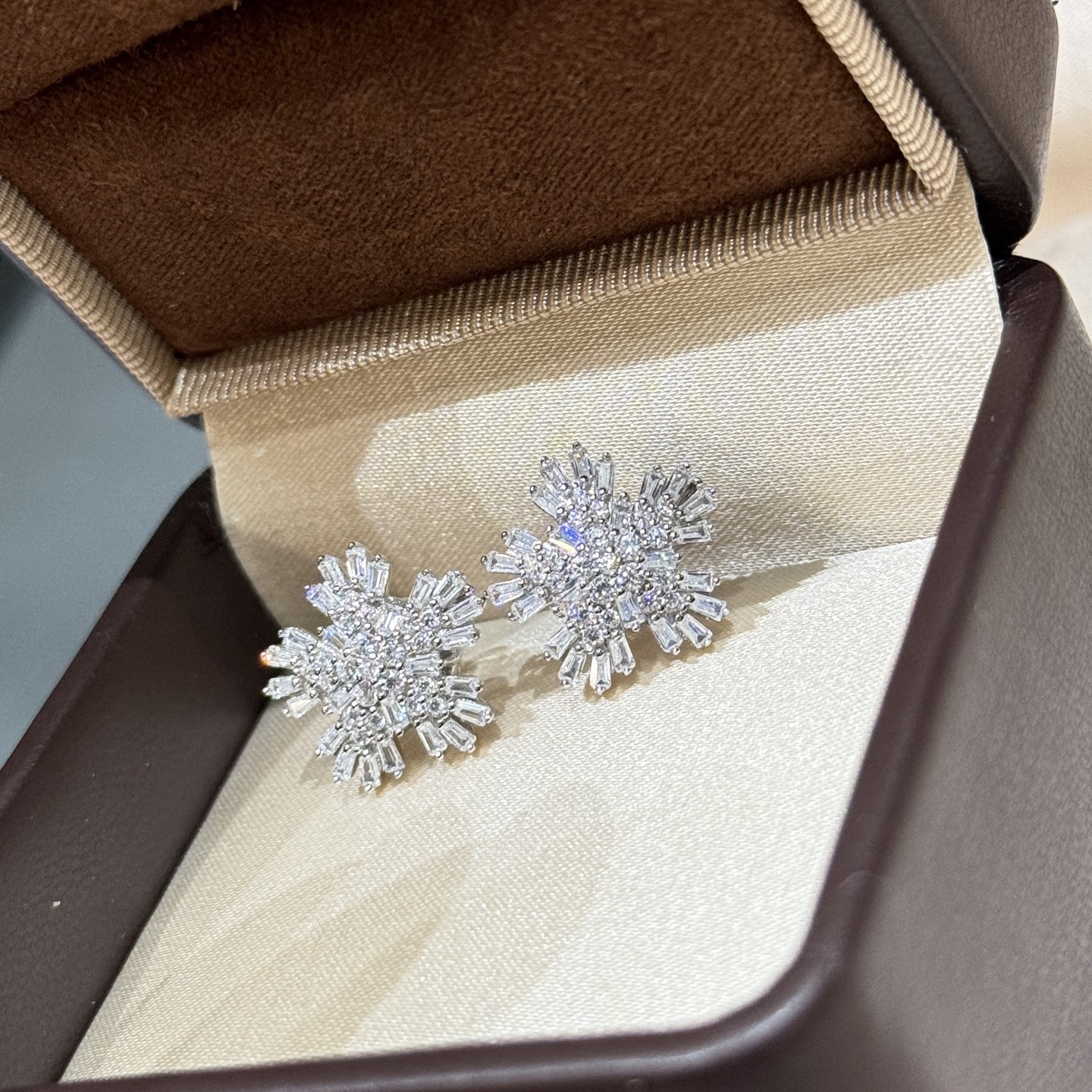 
A6615  👑 经典耐看 💎 梯方钻 钻石 雪花 耳钉 Forget-Me-Not
被低估的美好～永