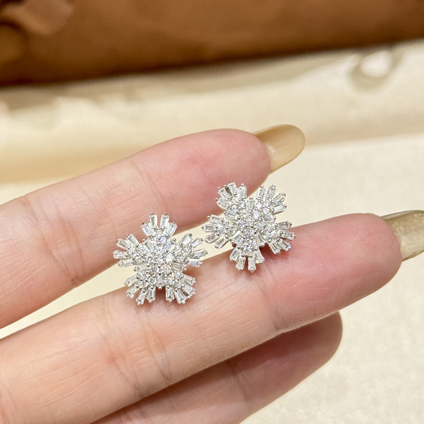
A6615  👑 经典耐看 💎 梯方钻 钻石 雪花 耳钉 Forget-Me-Not
被低估的美好～永