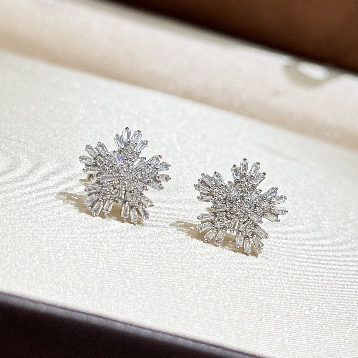 
A6615  👑 经典耐看 💎 梯方钻 钻石 雪花 耳钉 Forget-Me-Not
被低估的美好～永
