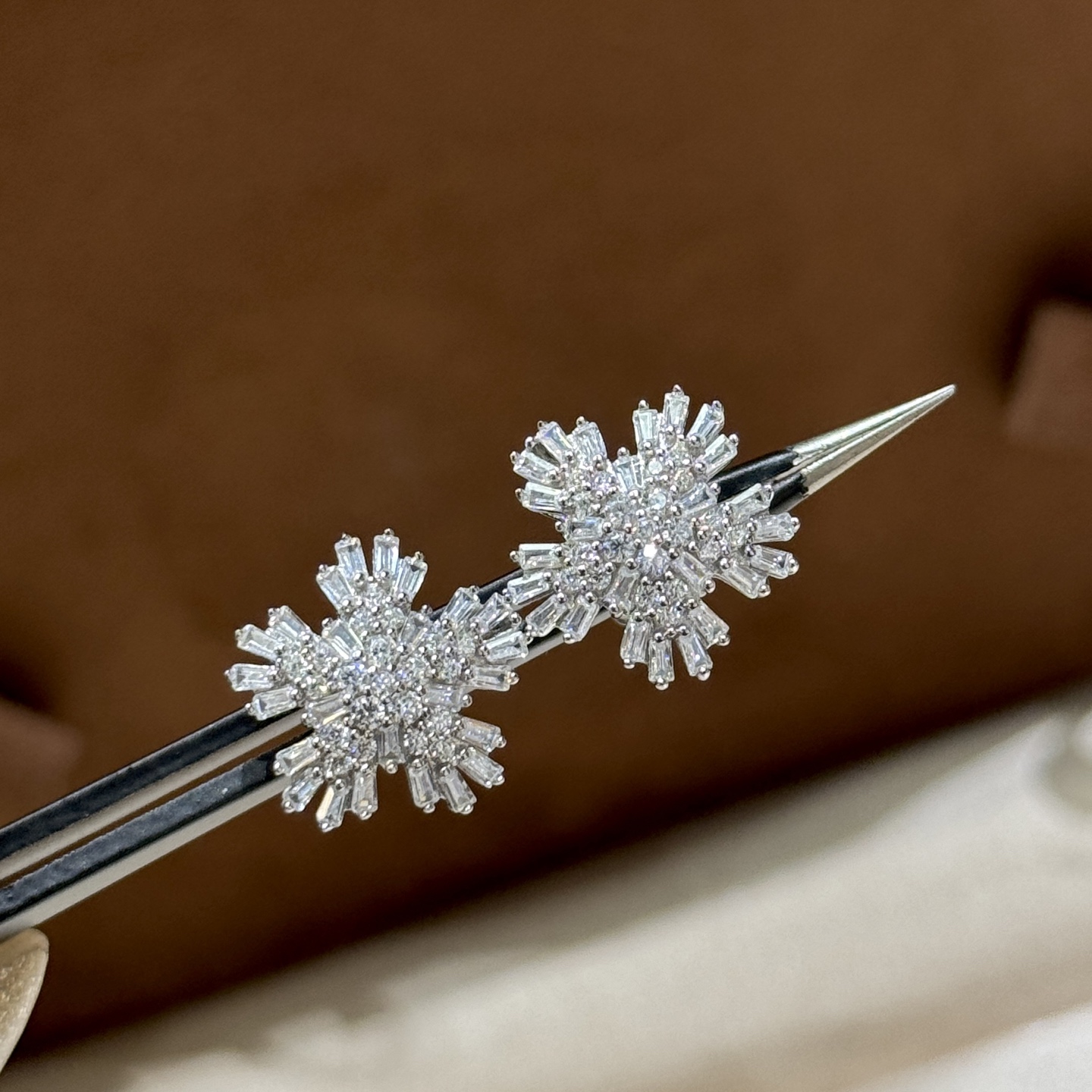
A6615  👑 经典耐看 💎 梯方钻 钻石 雪花 耳钉 Forget-Me-Not
被低估的美好～永