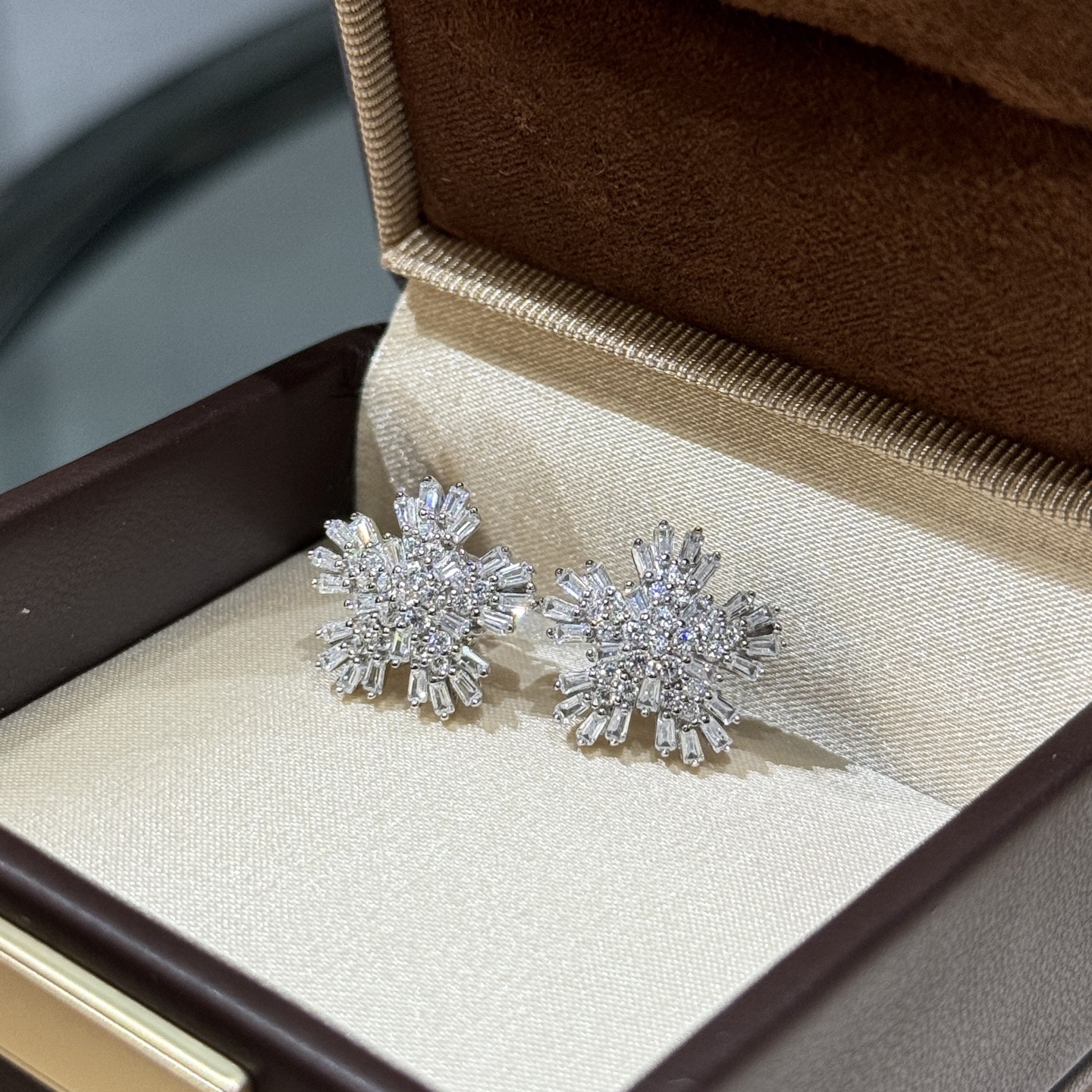 
A6615  👑 经典耐看 💎 梯方钻 钻石 雪花 耳钉 Forget-Me-Not
被低估的美好～永