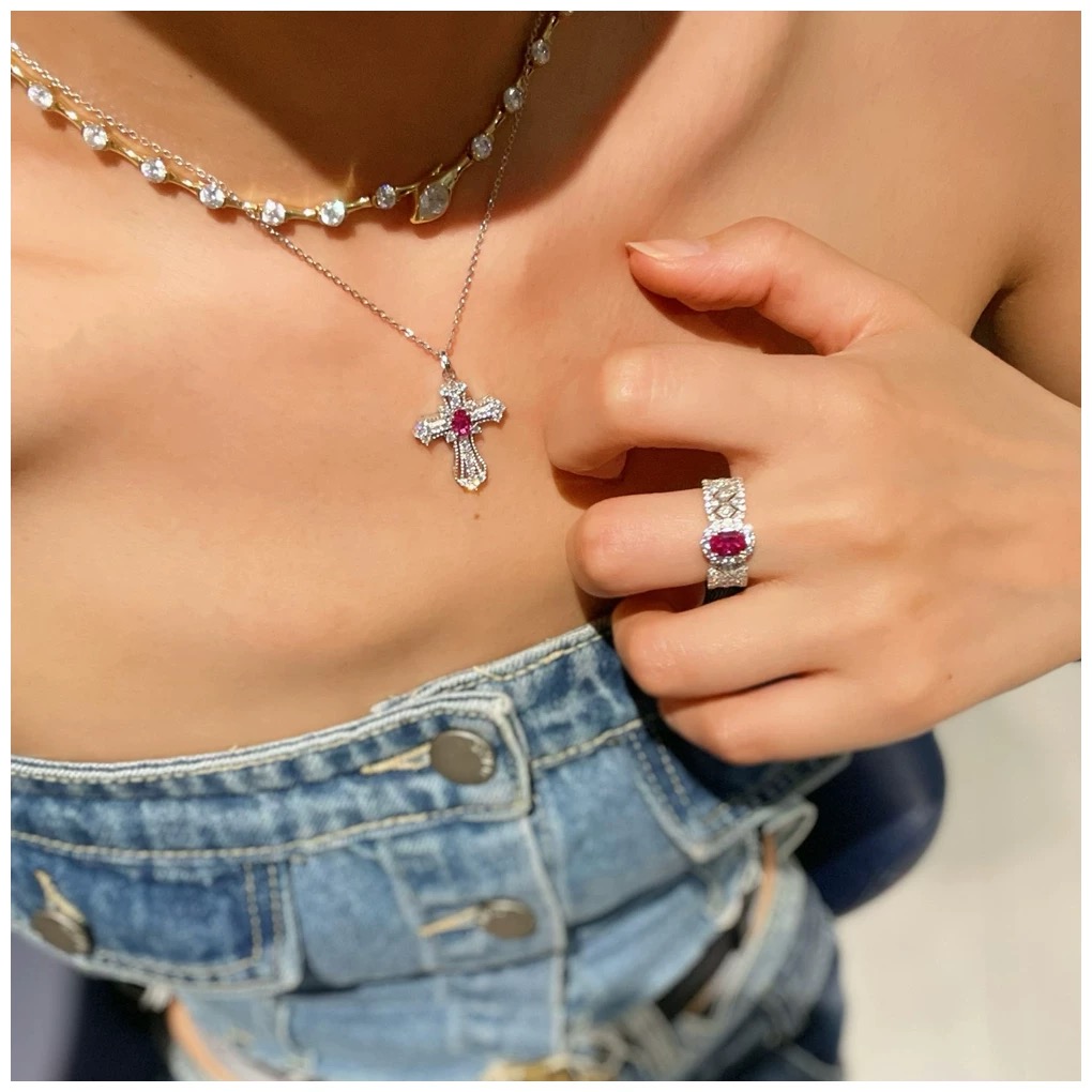 
A6656  👑独立设计师 新款 红宝石 椭圆钻 十字架 项链🎆时尚简约 ✨优雅个性美丽❤超火爆 ‼️