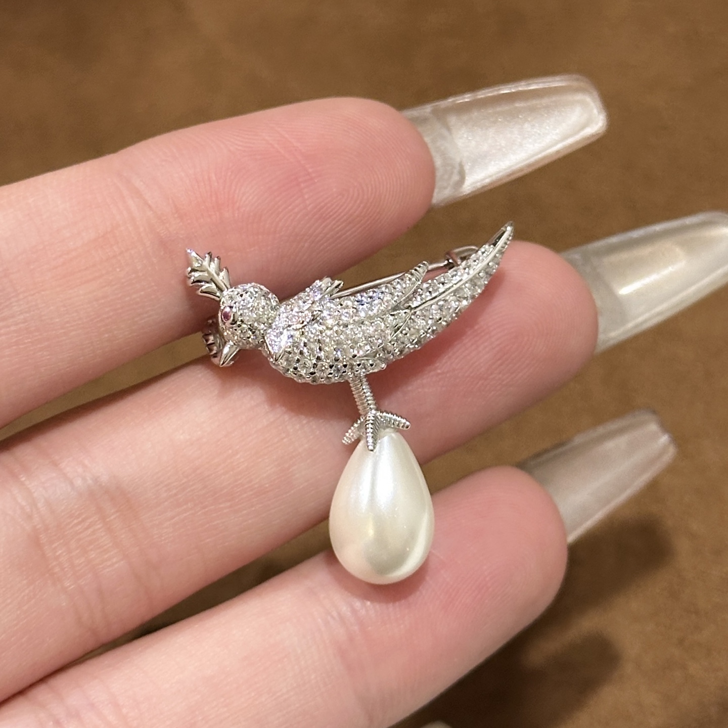 
A6651 👑 T家 新款 水滴珍珠 小鸟🐦 胸针 新品出不停～ 通体925纯银镶嵌工艺 质感和保色都