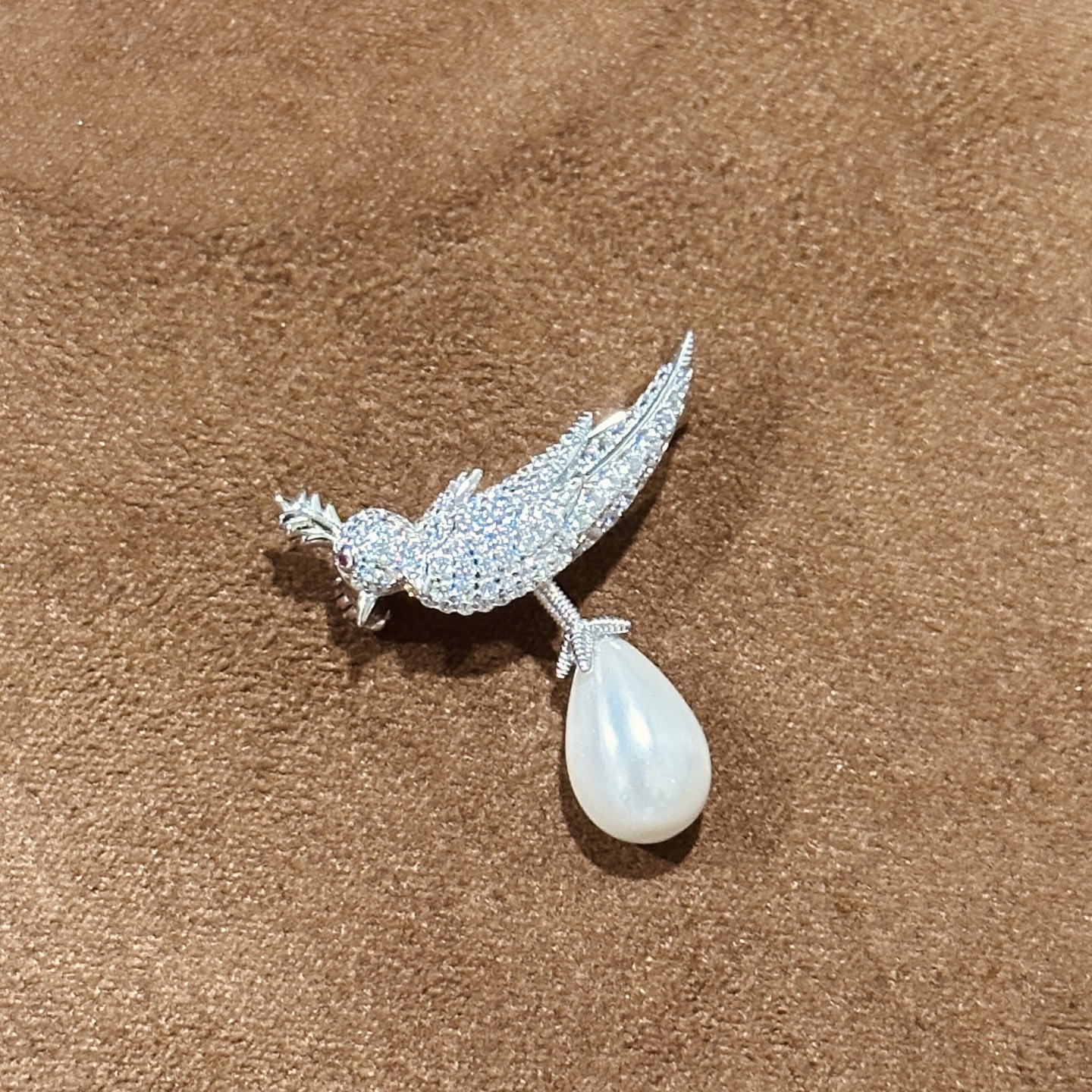 
A6651 👑 T家 新款 水滴珍珠 小鸟🐦 胸针 新品出不停～ 通体925纯银镶嵌工艺 质感和保色都