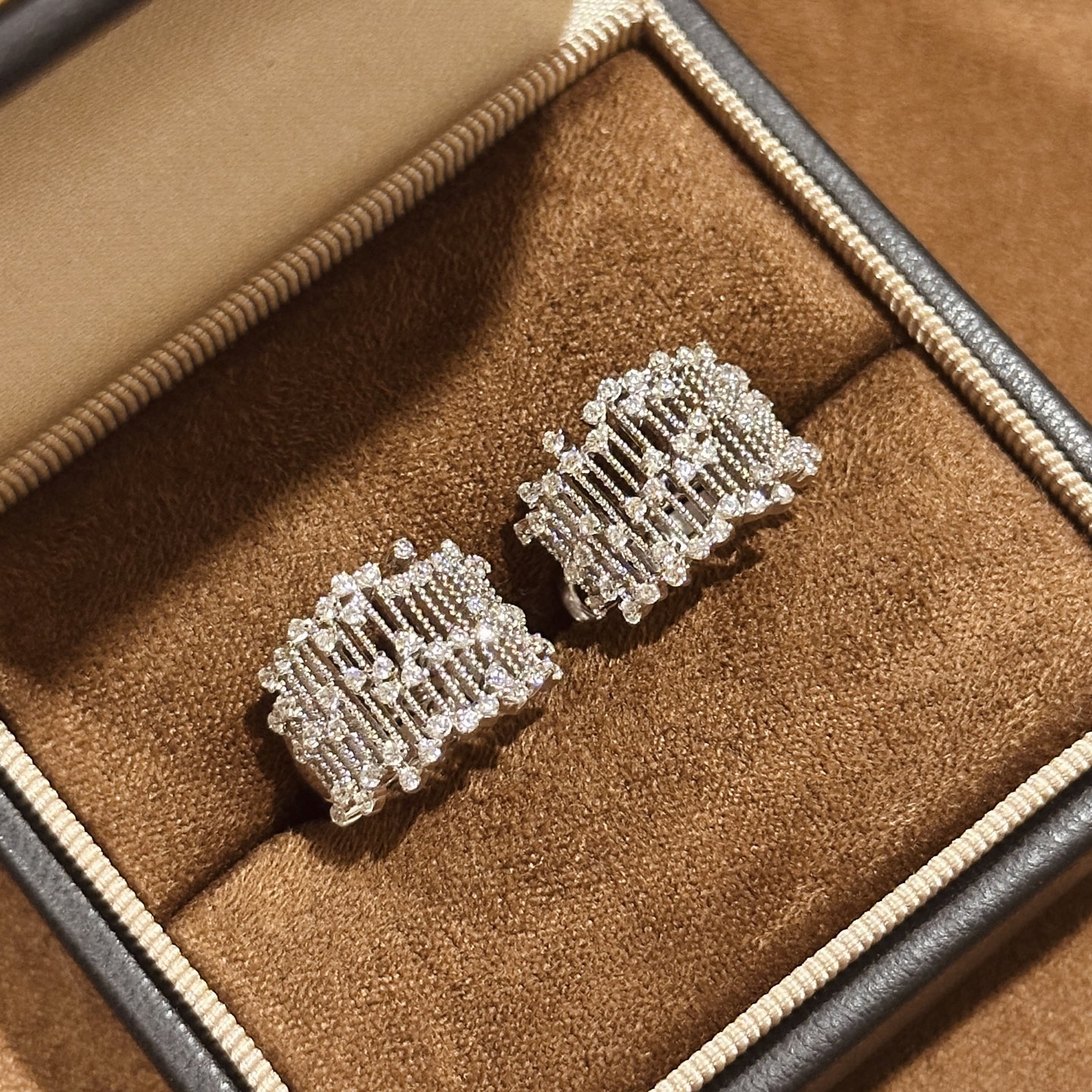  
A6658 👑 独立设计师 中古风 繁星点钻 蕾丝 耳钉 女新款高级感潮流个性 满天星花丝 轻奢手工