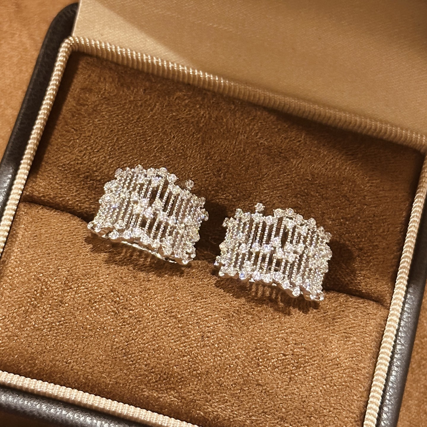  
A6658 👑 独立设计师 中古风 繁星点钻 蕾丝 耳钉 女新款高级感潮流个性 满天星花丝 轻奢手工