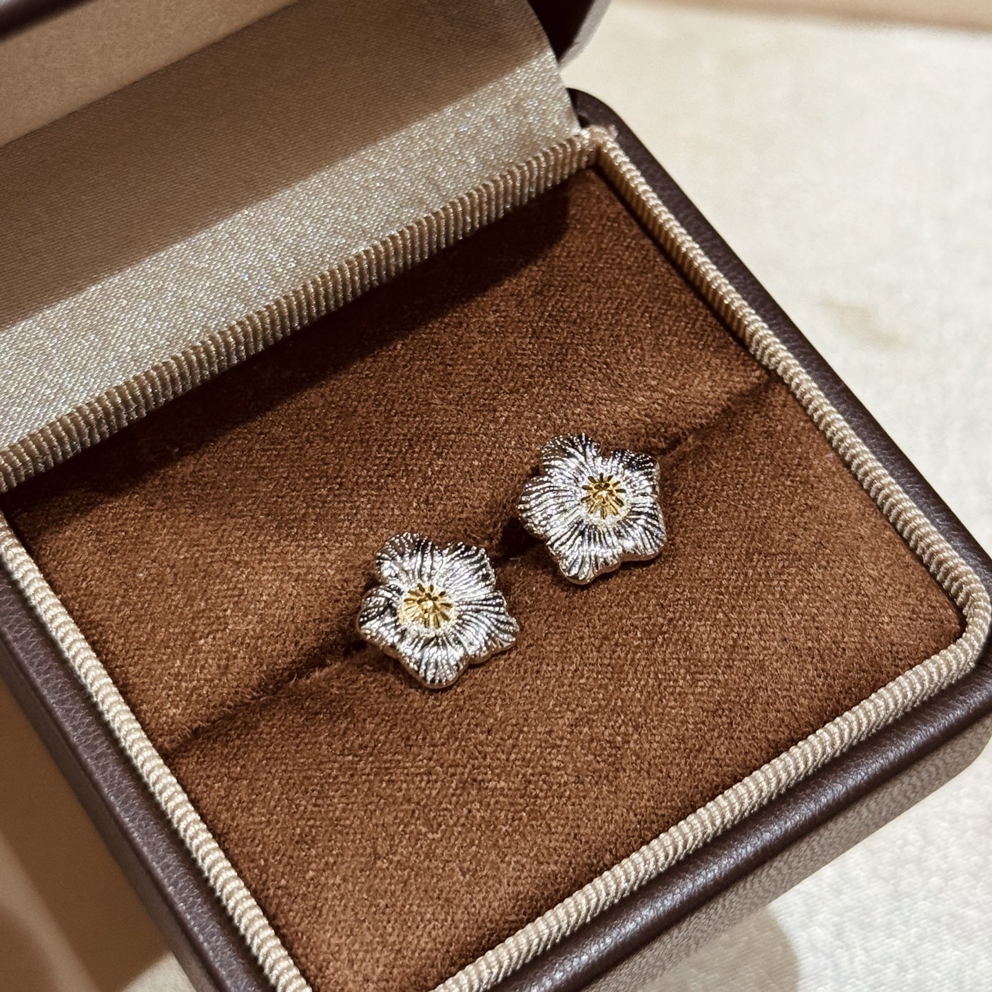 
A6541 👑爆款 中古系列🌼Vintage 小雏菊 磨砂拉丝耳钉  复古浪漫每一次佩戴，都是一次与时